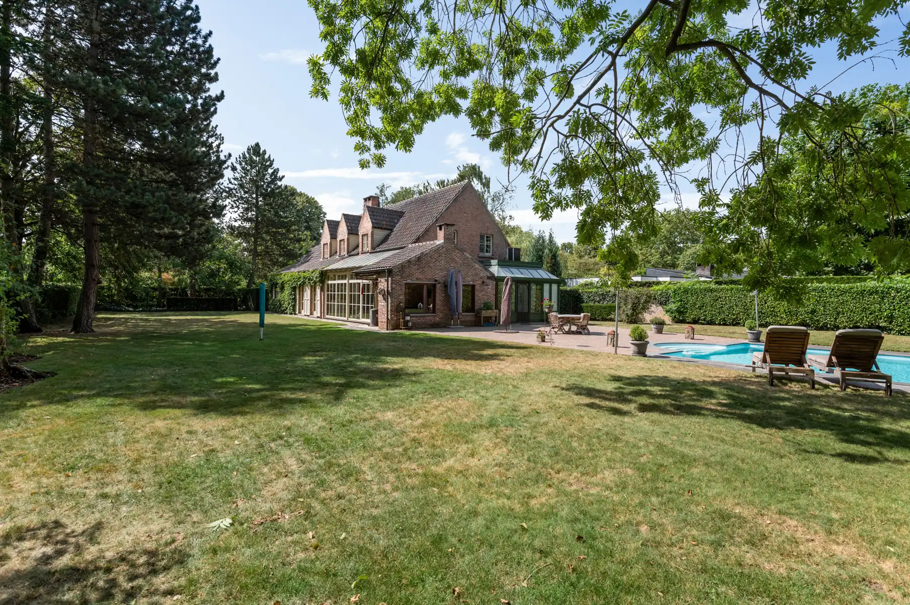 Ruime villa met aparte praktijkruimte op ca. 2.168 m2. foto 3