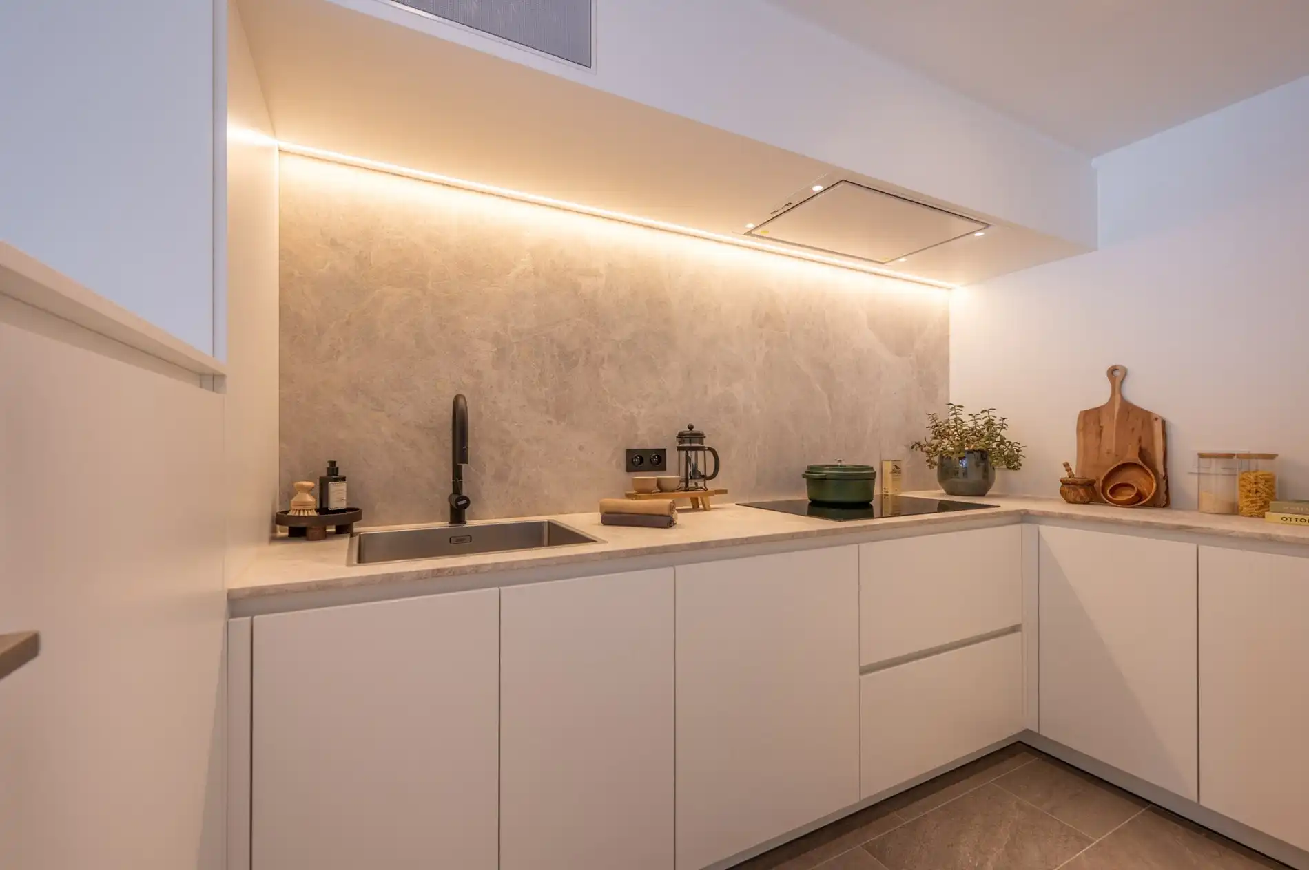 Stijlvol en volledig gerenoveerd appartement op wandelafstand van zee en het commerciële centrum. foto 10