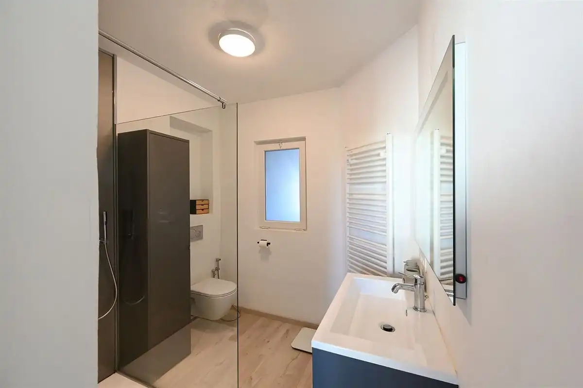 Superleuk appartement met ruime slaapkamer en apart bureel of dressing foto 12