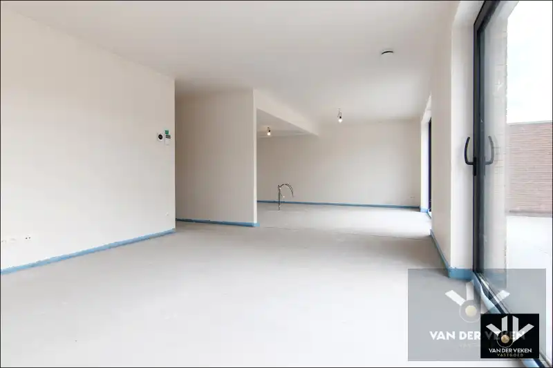 Ruim gelijkvloers nieuwbouwappartement met 2 slaapkamers, een terras en een mooie tuin op een goed bereikbare locatie! foto 4