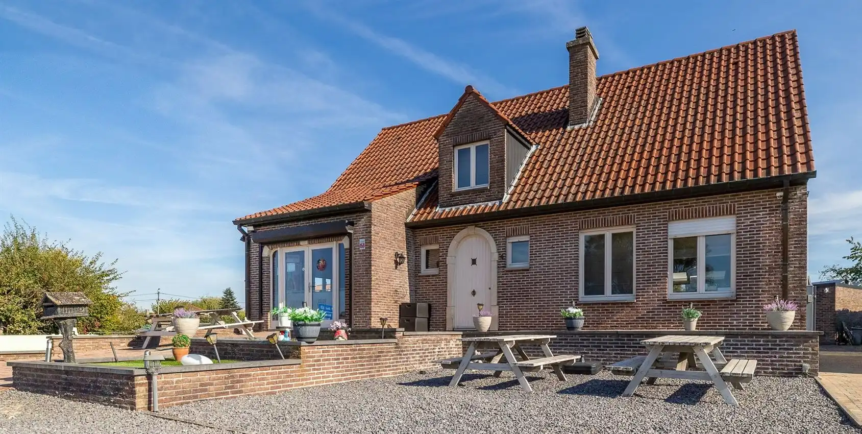 Ruime Woning met gekende frituur, garage en tuin op 14a 62ca foto {{pictureIndex}}