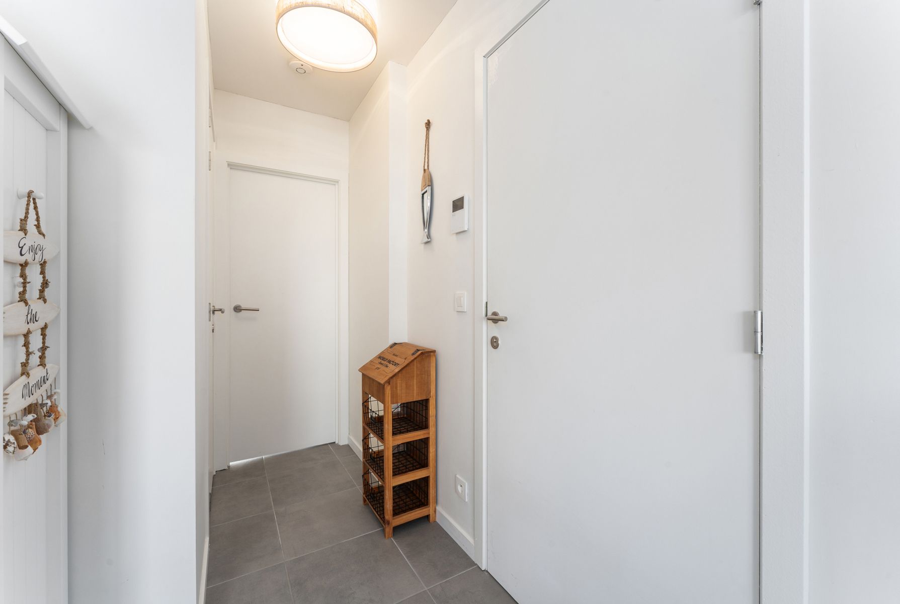Recent appartement met autostaanplaats en berging foto 17