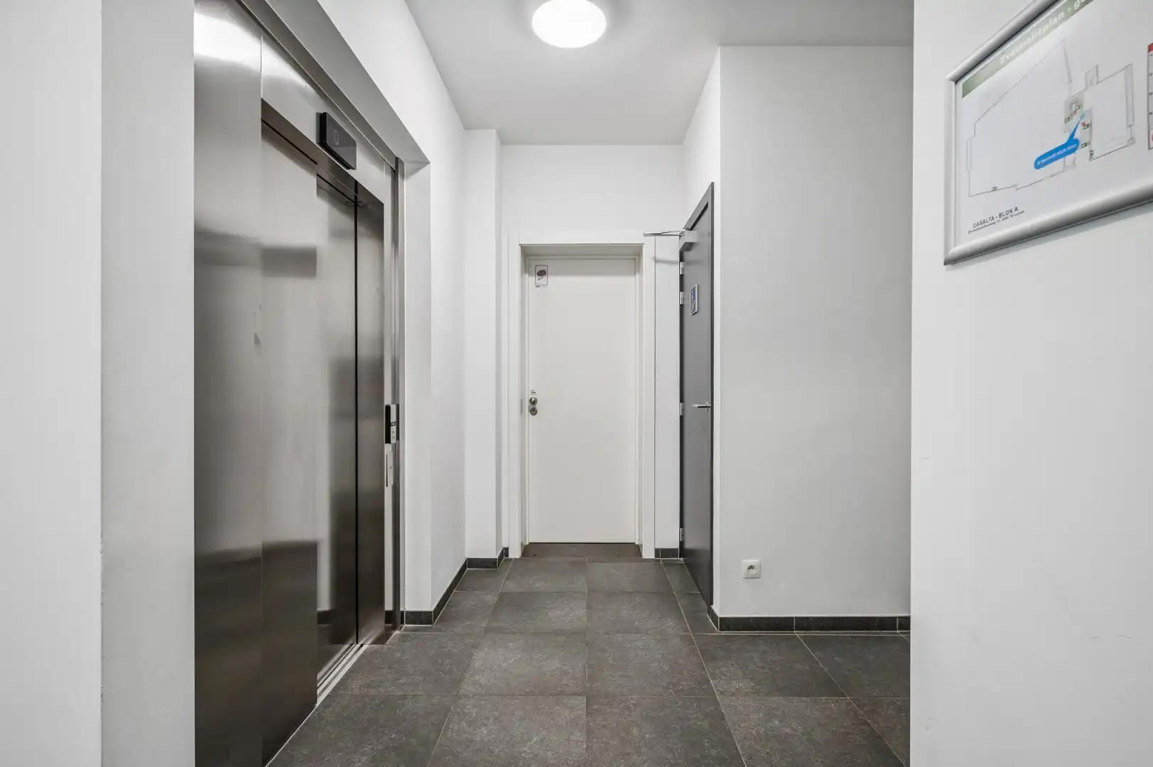 Modern 1-slaapkamerappartement met terras foto 16