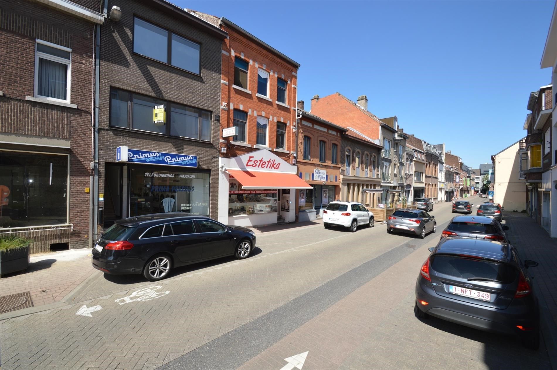 Verzorgd en betaalbaar duplexappartement met terras in het centrum van Bilzen foto 1