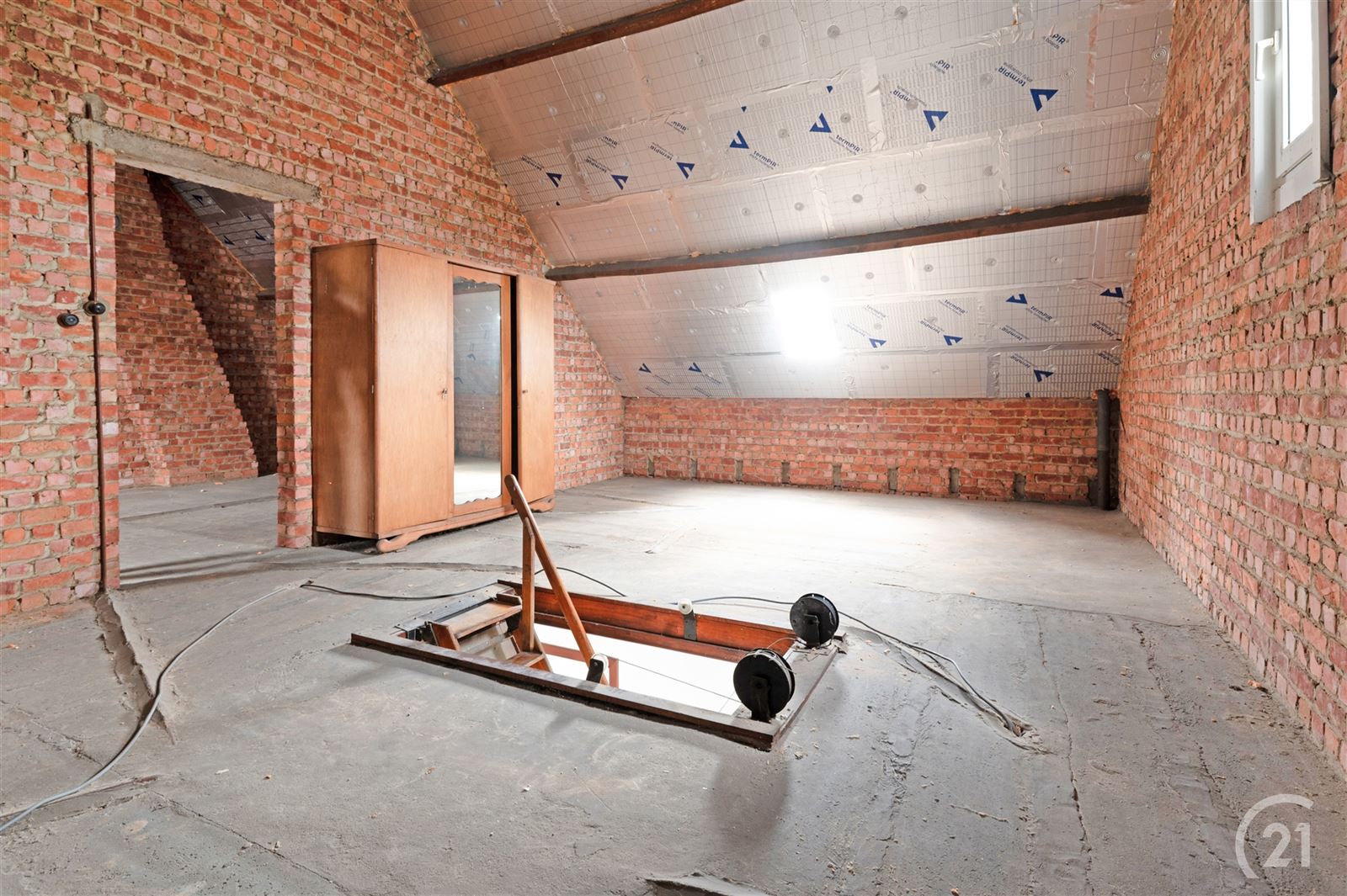 Karaktervolle driegevel villa met grote garage foto 23