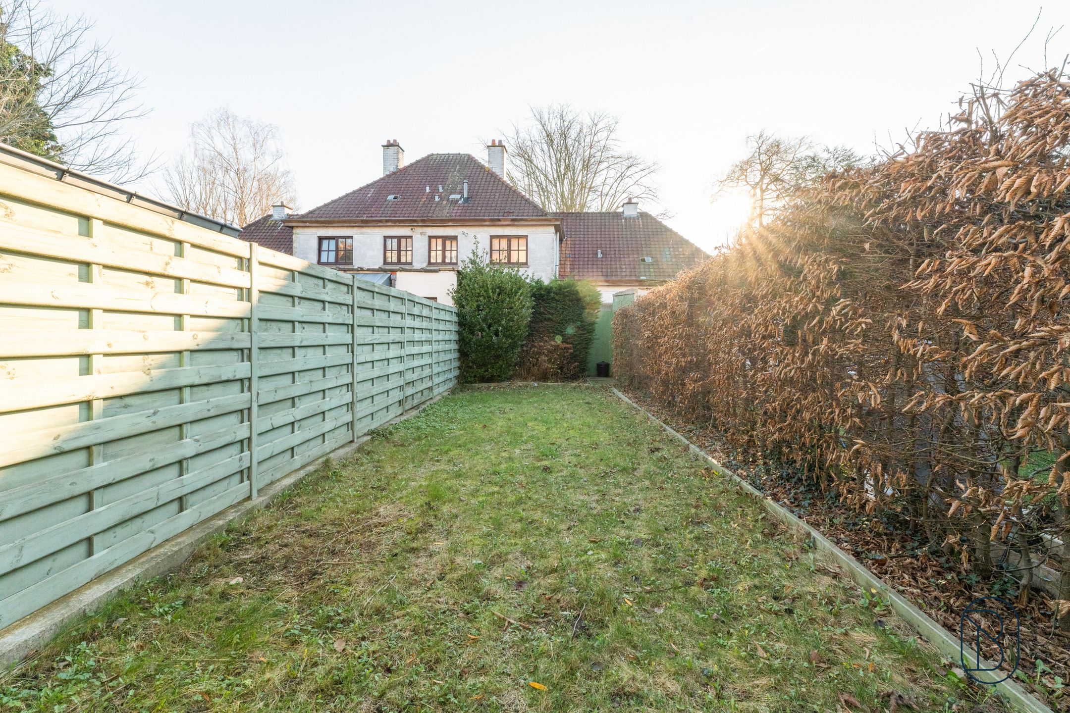 Topgelegen rijwoning met veel potentieel vlakbij het centrum foto 5