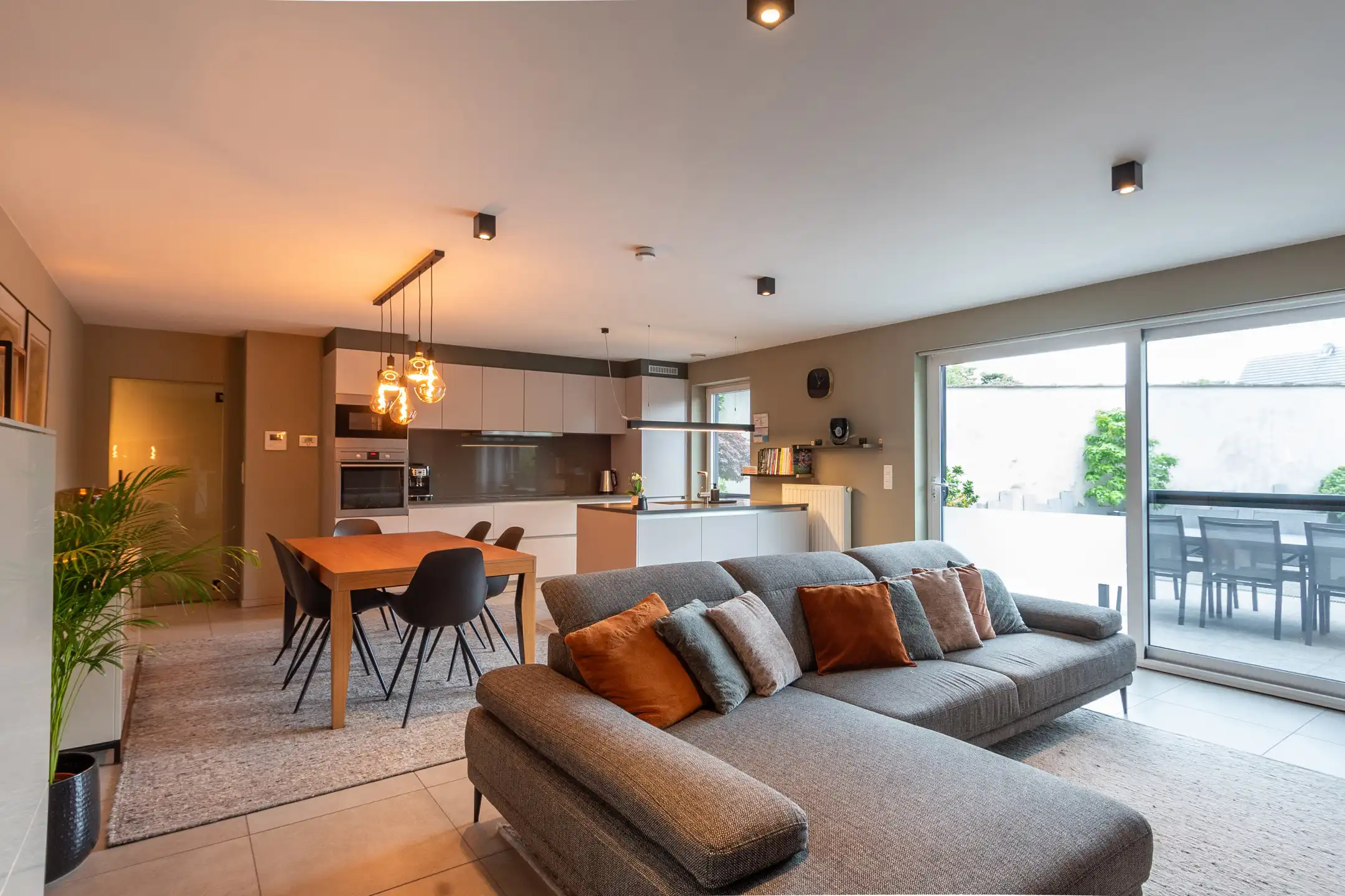 Prachtig GLVLappartement met tuin & 2 autostaanplaatsen foto 5