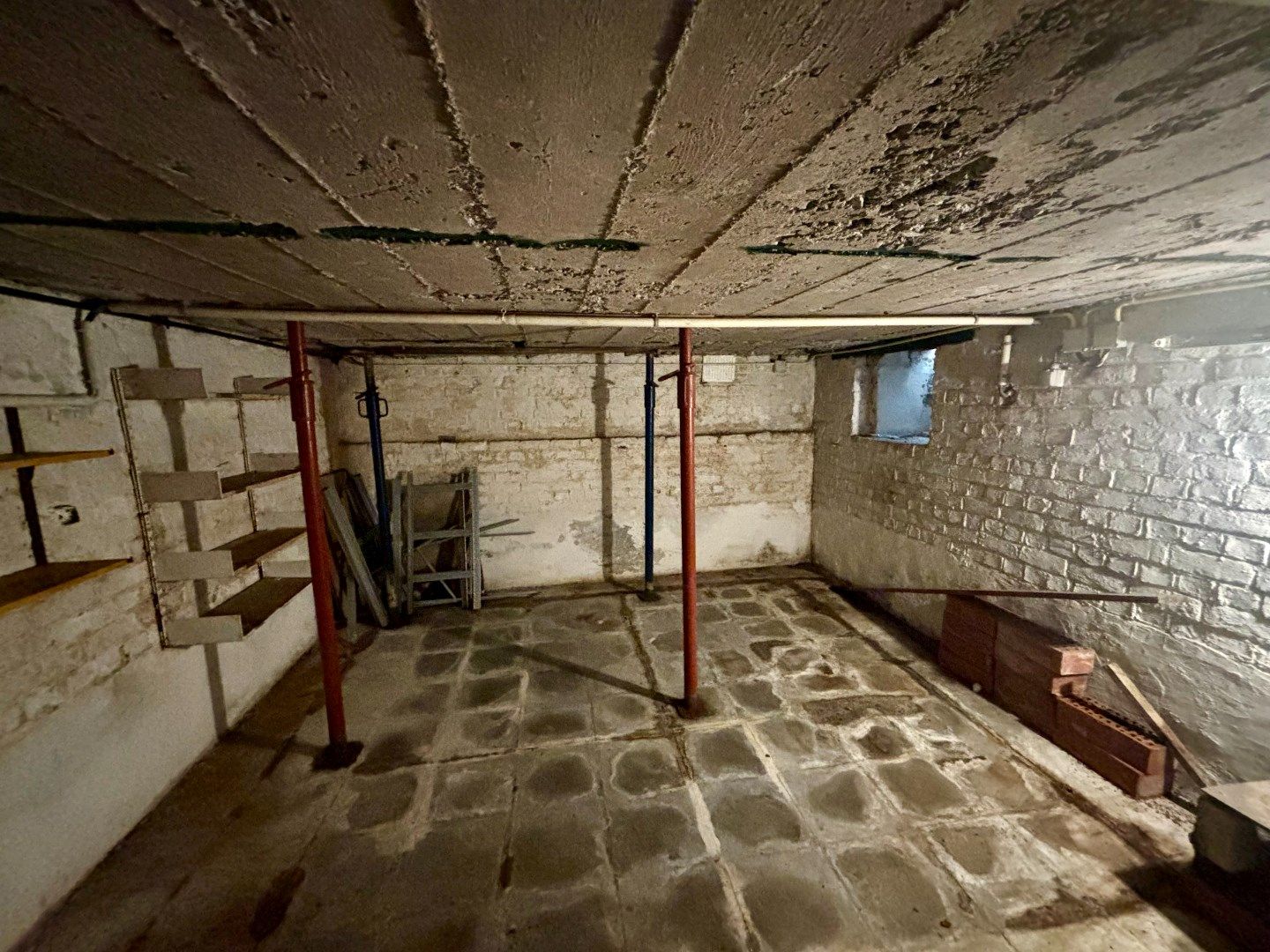Centrum Ieper, te renoveren alleenstaande woning. Opp: 311m². foto 12