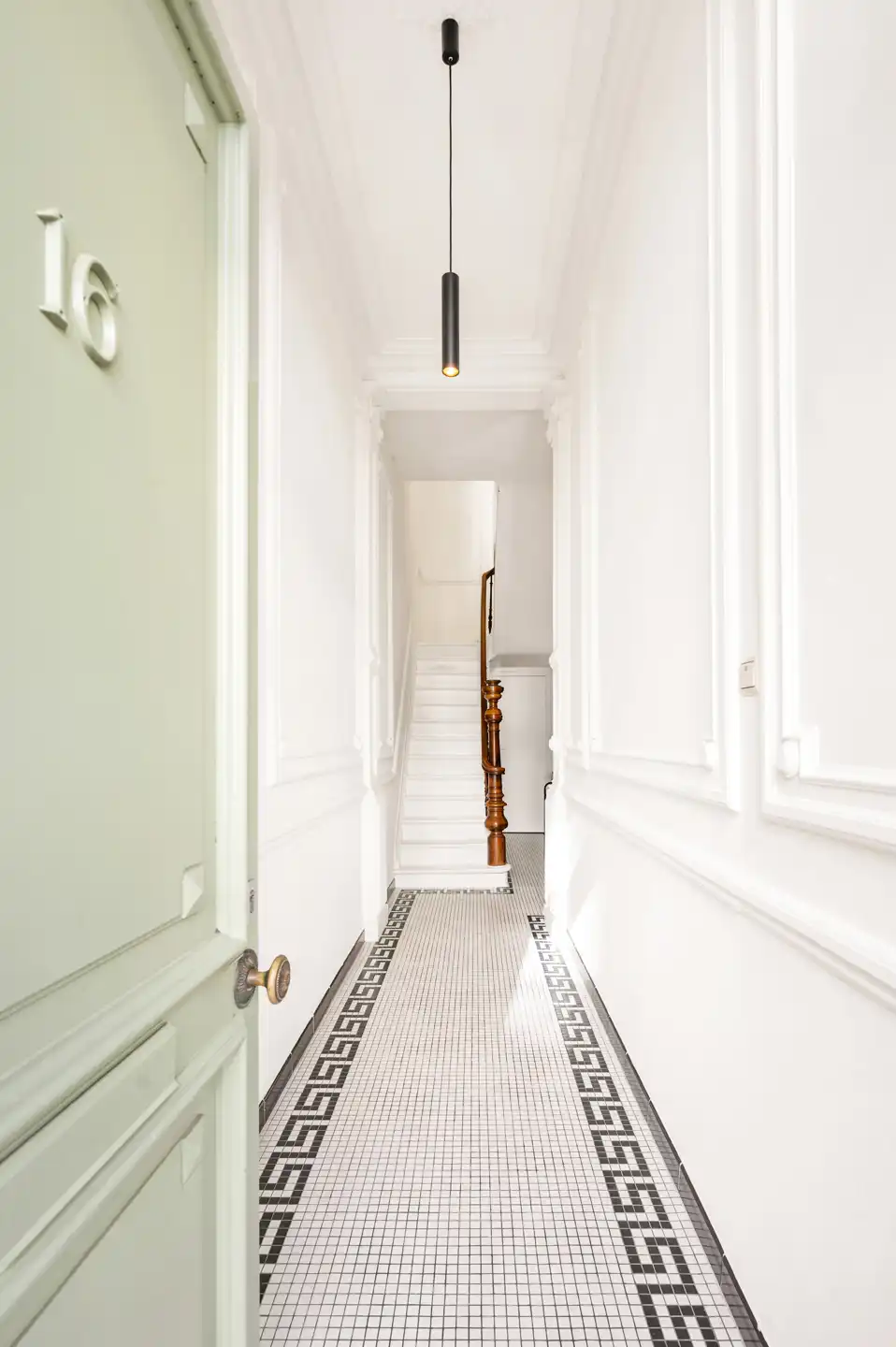 ANTWERPEN ZURENBORG - Gerenoveerd herenhuis met karakter foto {{pictureIndex}}