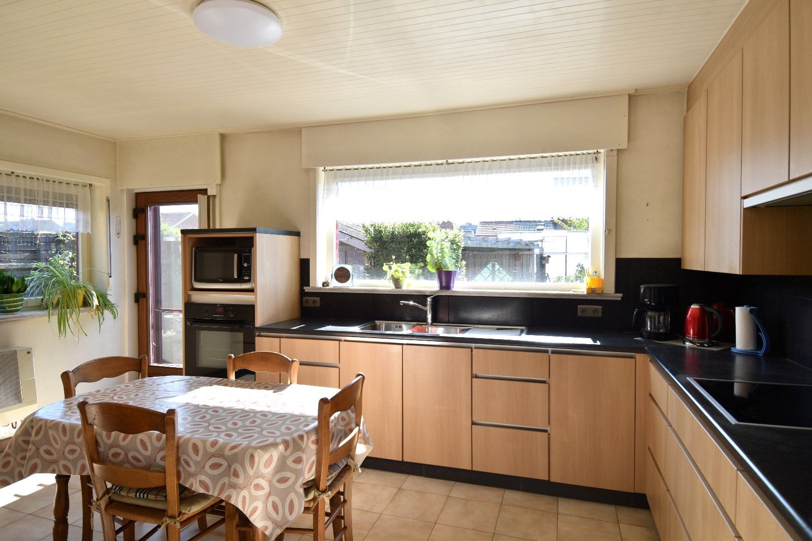 Verzorgde halfopen bebouwing met garage  te Sint-Eloois-Winkel foto 3