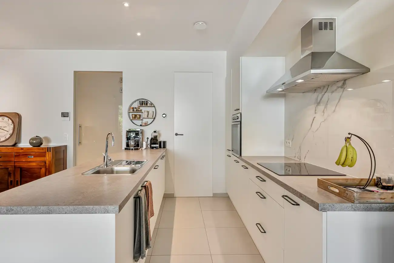 Recent nieuwbouwappartement met groot terras, stadstuintje en 2 autostaanplaatsen in het hartje van het vernieuwde dorp van Zeveneken! foto 8