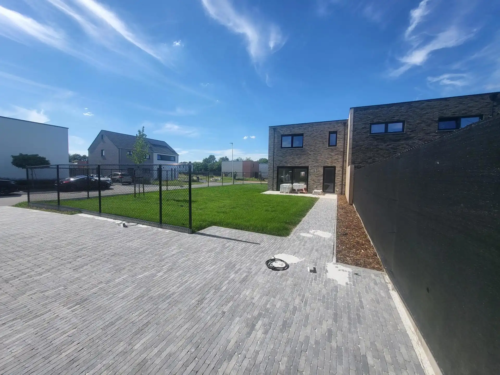 Halfopen eengezinswoning met carport en 3 slaapkamers foto 2