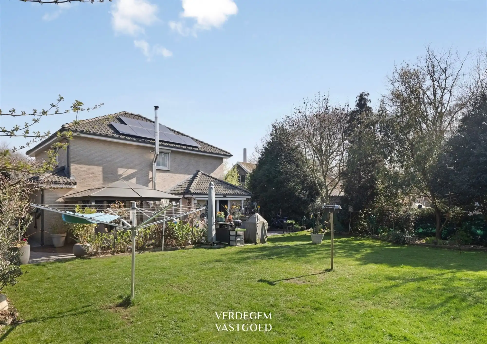 Knappe gezinswoning met 3 slaapkamers, zonnige tuin en achterliggende weilanden foto 18