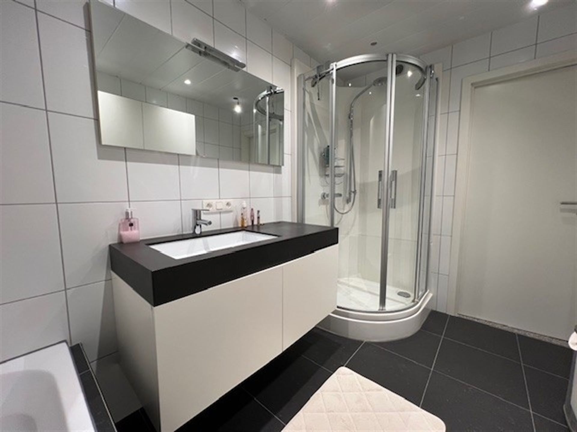 Zeer rustig gelegen hoekappartement met 2 slpks! foto 9