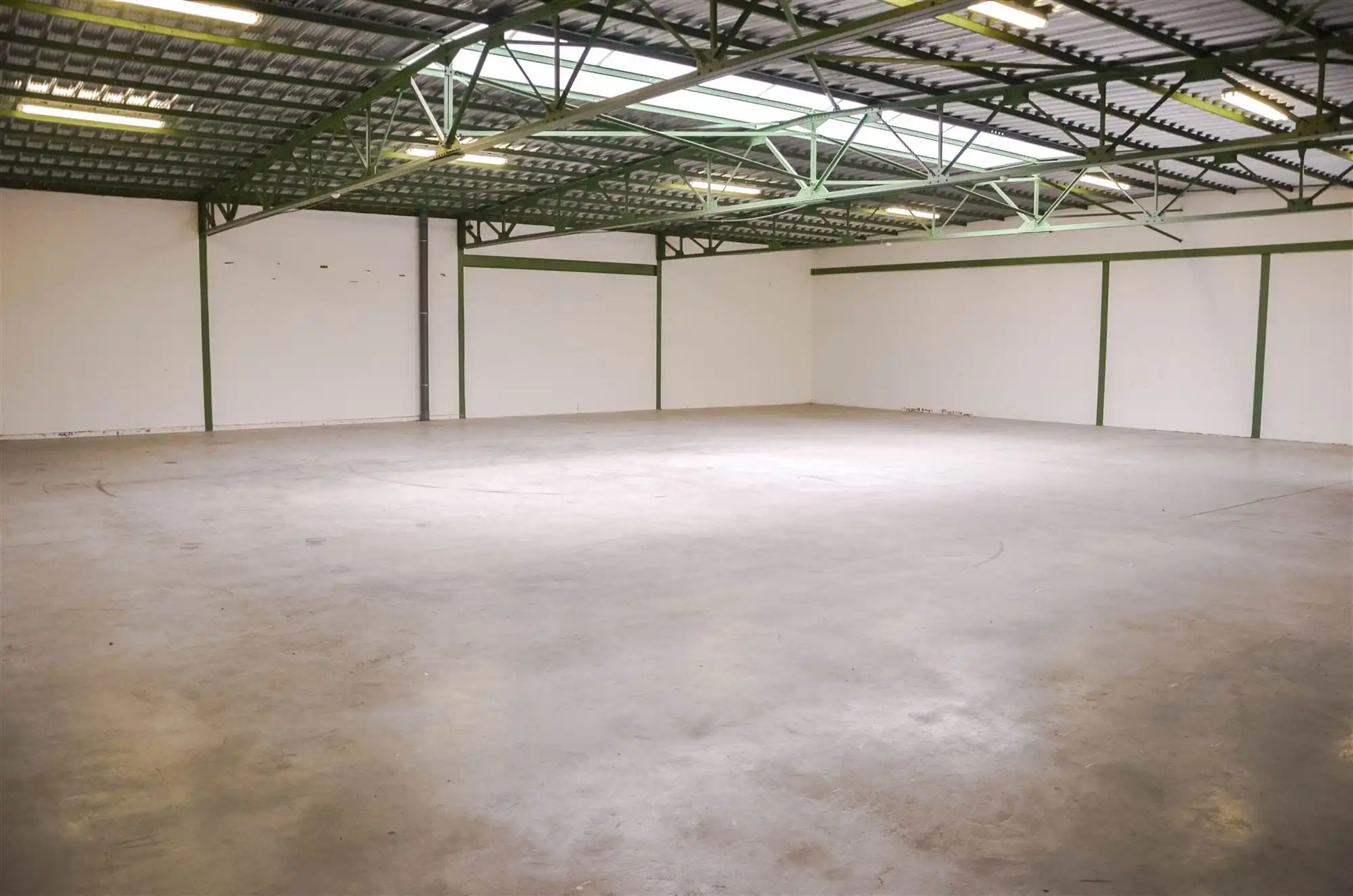 Ruime loods van 400m² met kantoor en parking foto 3