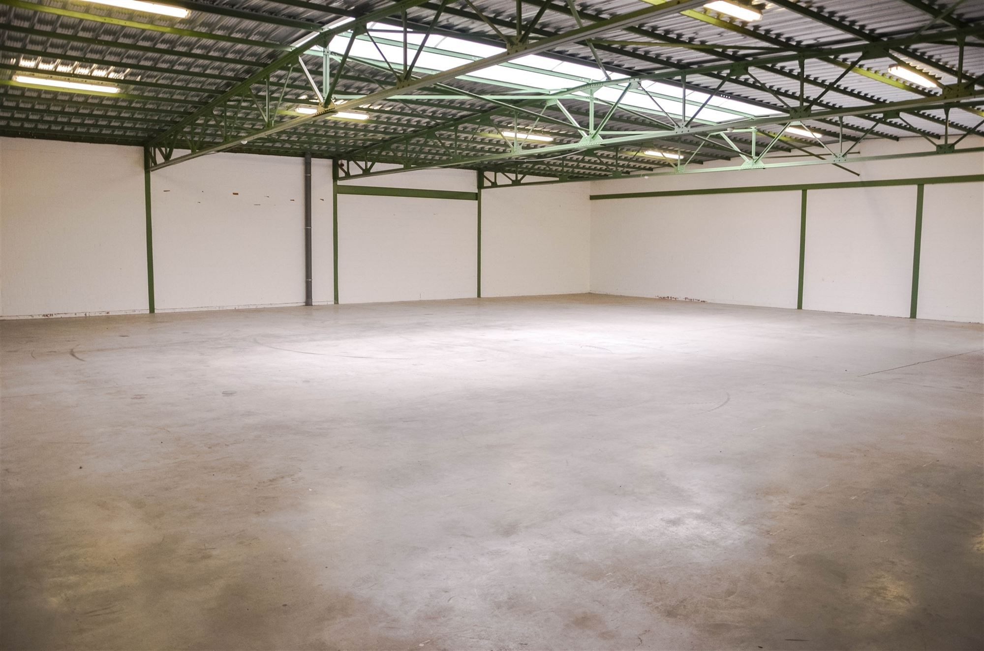 Ruime loods van 400m² met kantoor en parking foto 3