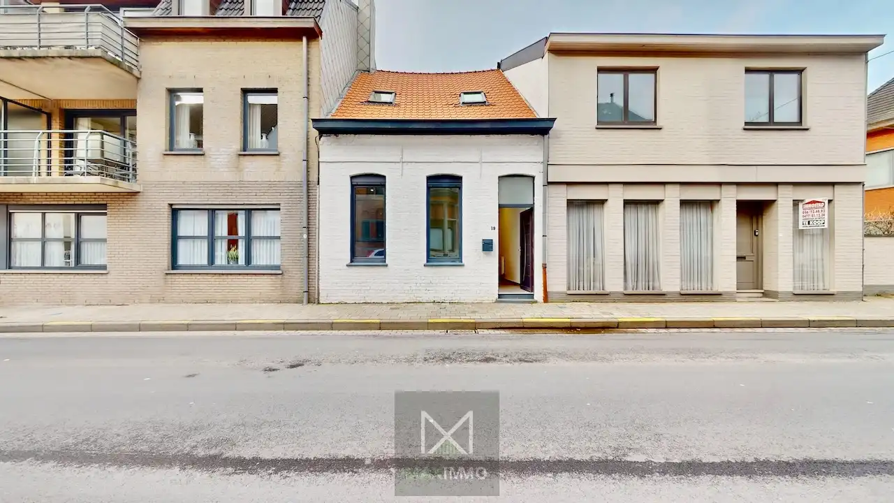 Totaal gerenoveerde woning met garage in het centrum van Lauwe foto 14