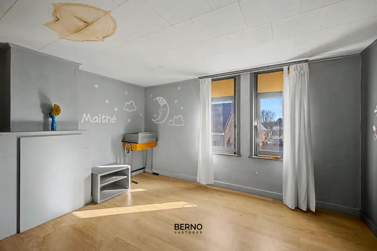 Te renoveren gezinswoning met uitgestrekte tuin en opslagplaats. foto 14