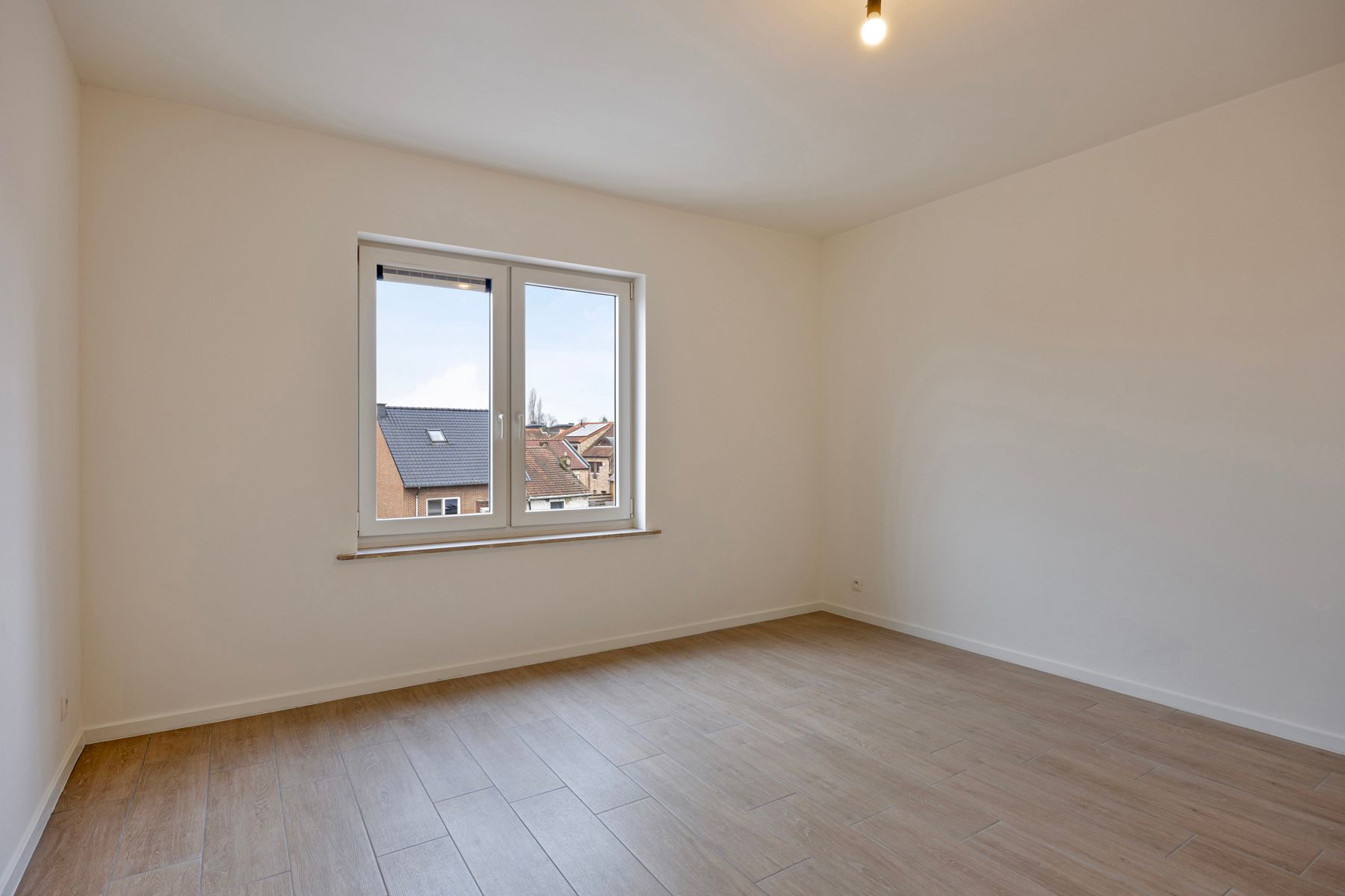 Vernieuwd appartement met 3 slpk. in hartje Maaseik.  foto 16