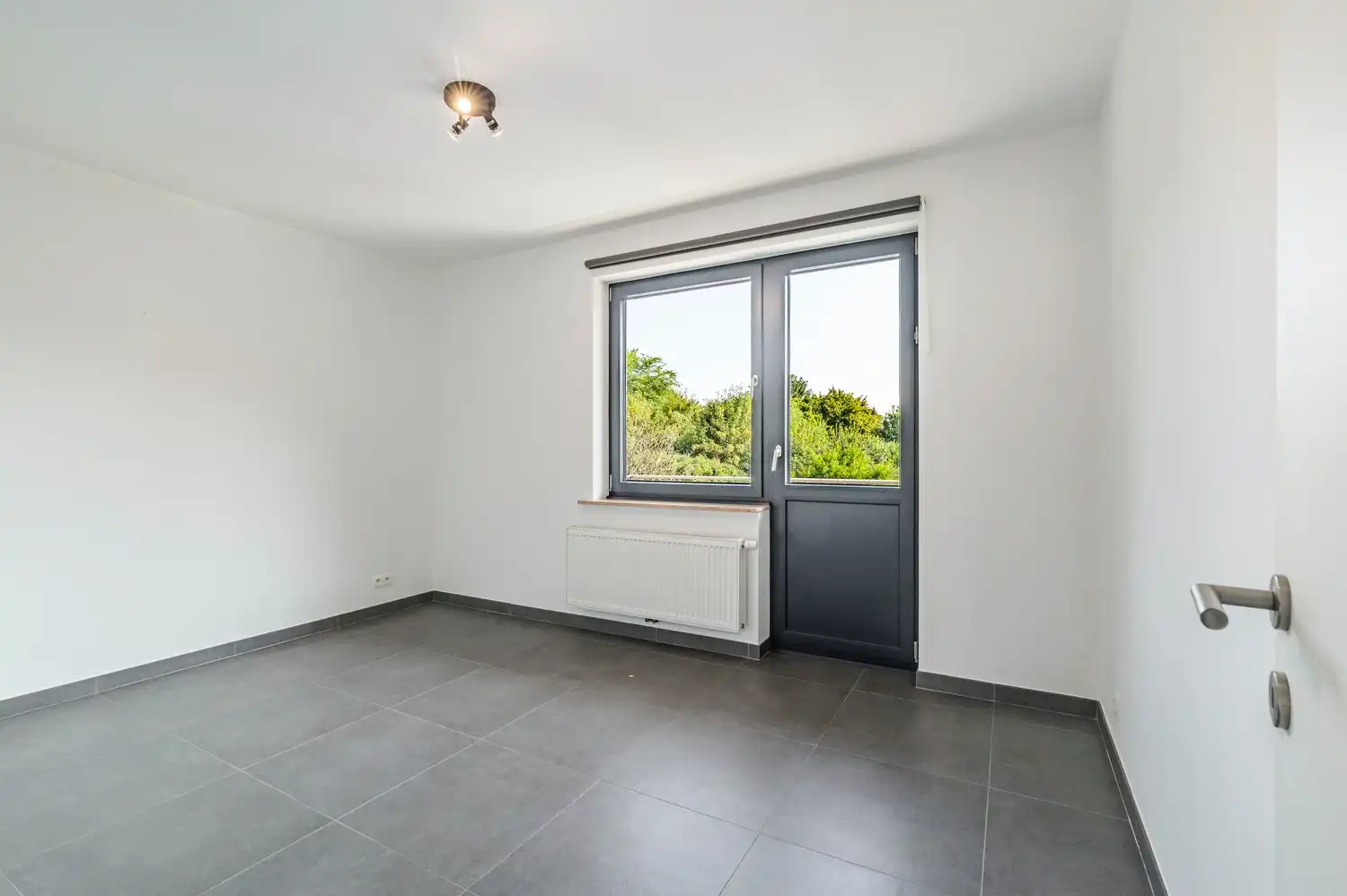 Volledig gerenoveerd 2-slaapkamerappartement met garage in Sint-Pieters-Leeuw foto 13