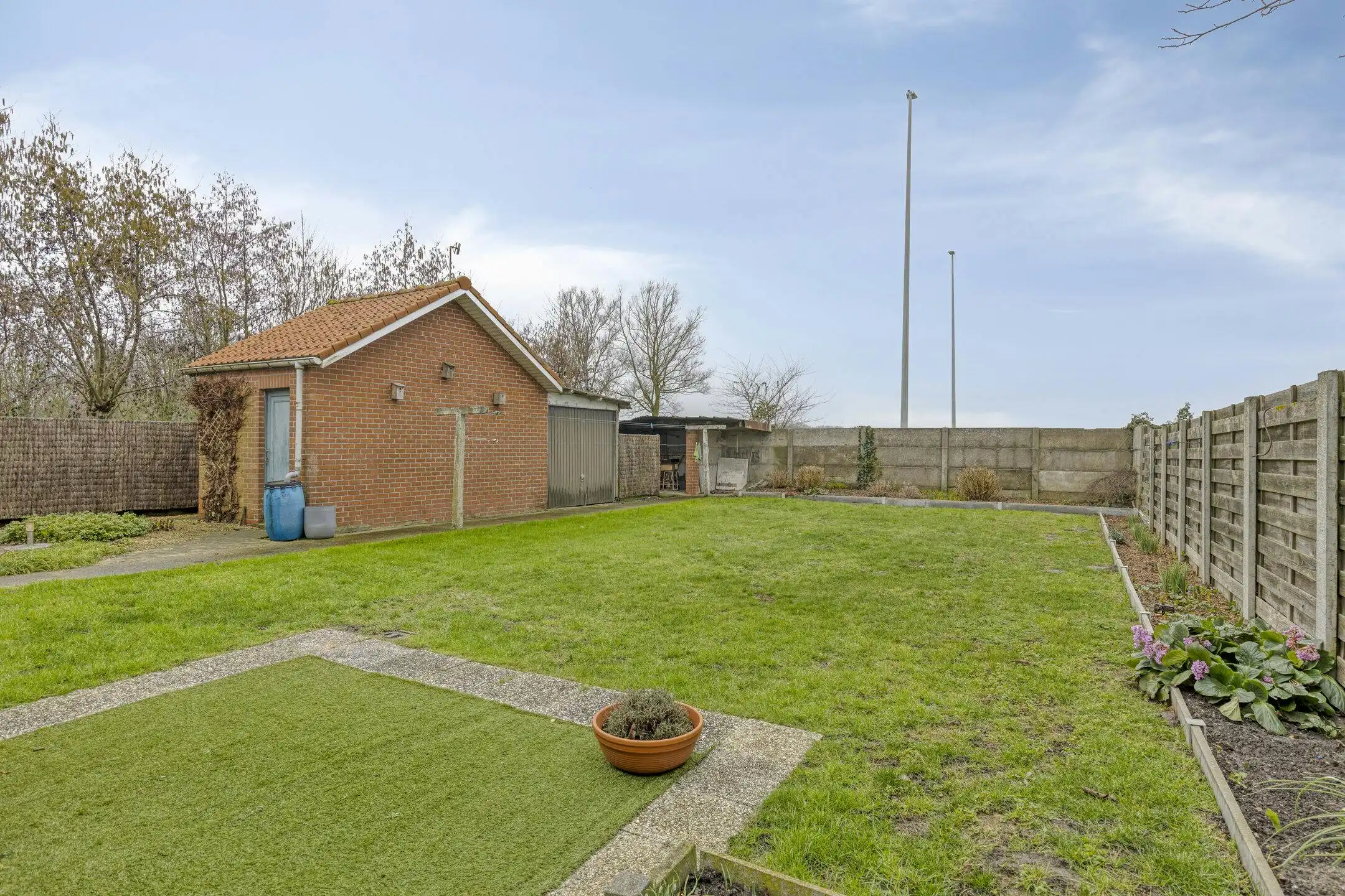 Ruime halfopen woning met 4 slaapkamers op 558m² te Veurne. foto 8