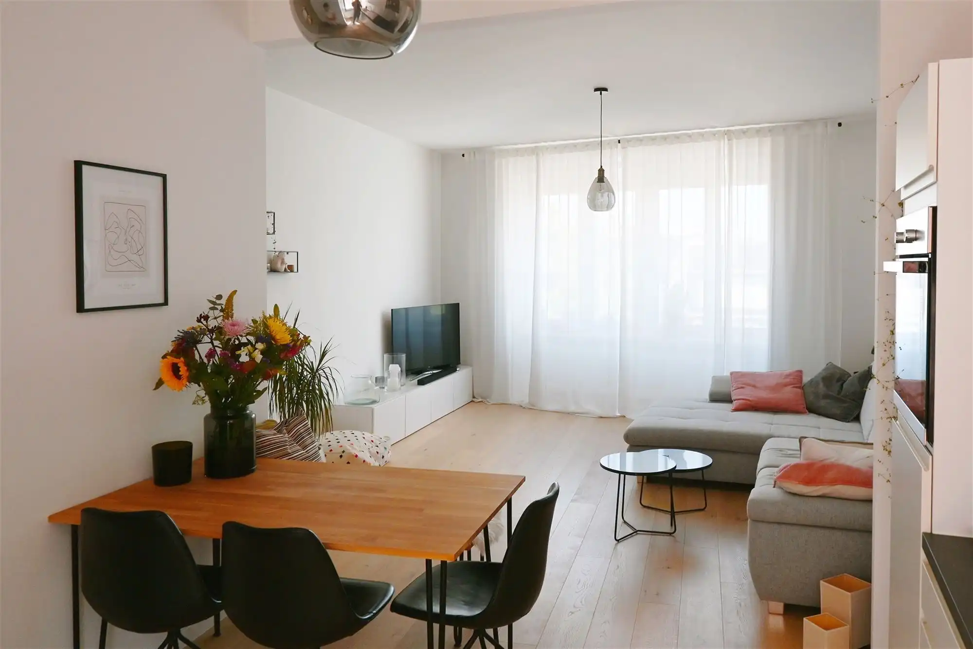 Modern en lichtrijk 1-slaapkamer appartement in Mortsel foto {{pictureIndex}}