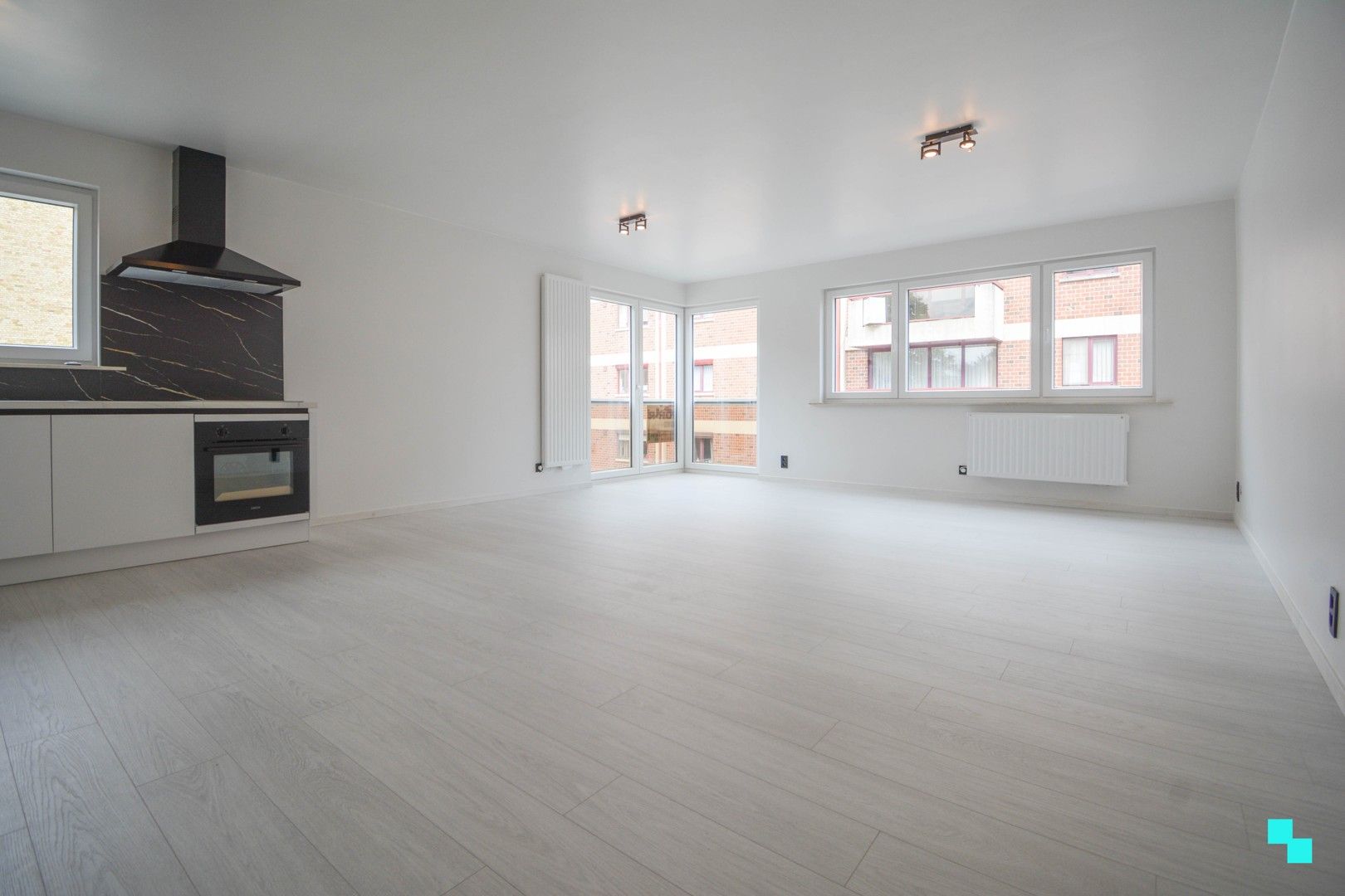 Gerenoveerd hoekappartement met garagebox te Roeselare foto 4