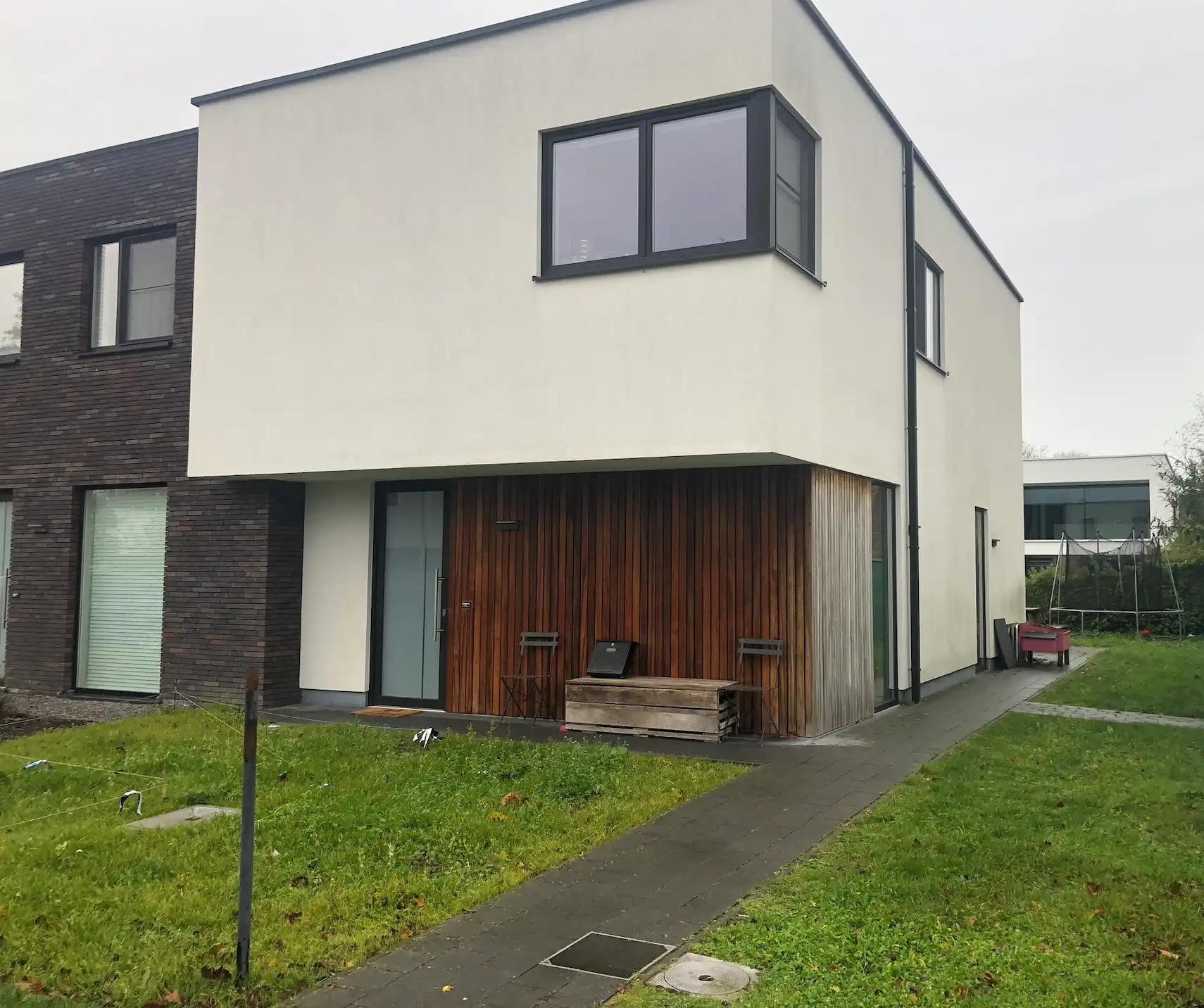 Recente gezinswoning in de Brugse stadsrand op wandelafstand van het station foto {{pictureIndex}}