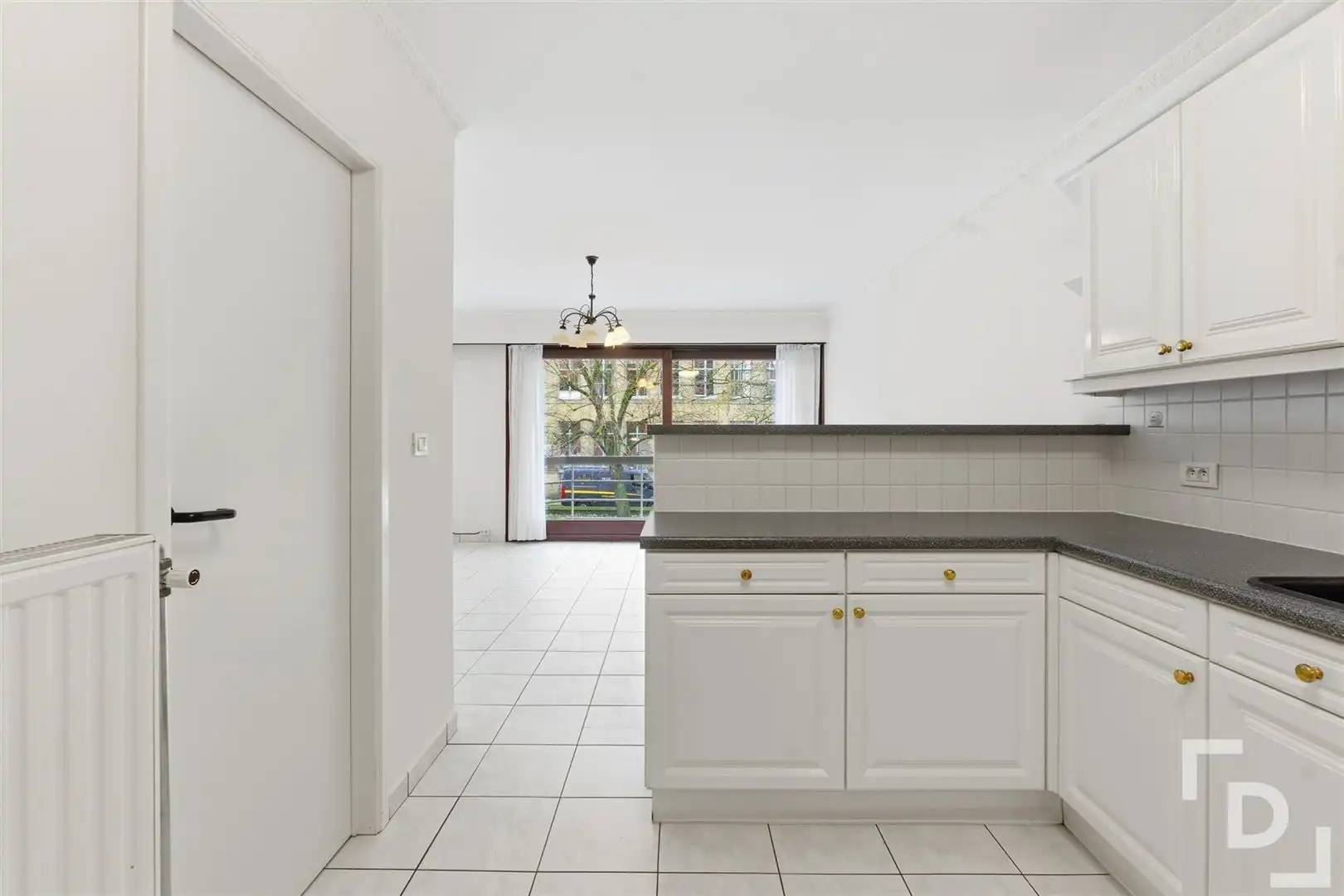 Appartement met 2 slaapkamers en garage te koop in centrum Poperinge. foto 6