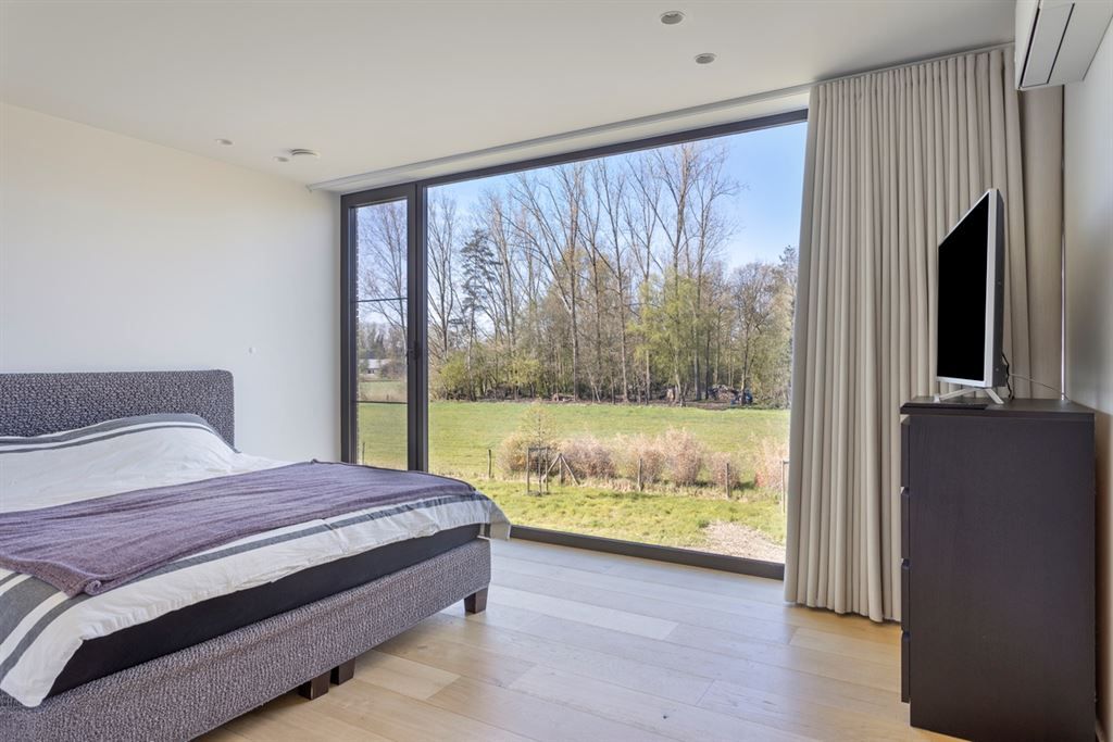 Hypermoderne villa op een echte toplocatie foto 25