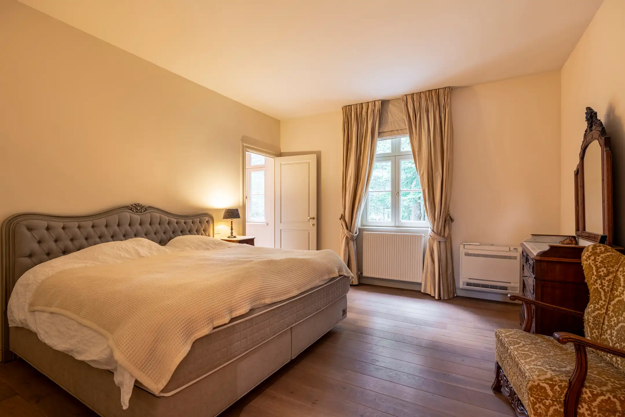 Ruime "manoir villa" gelegen in het gegeerde Hertebos te 's Gravenwezel. foto 24