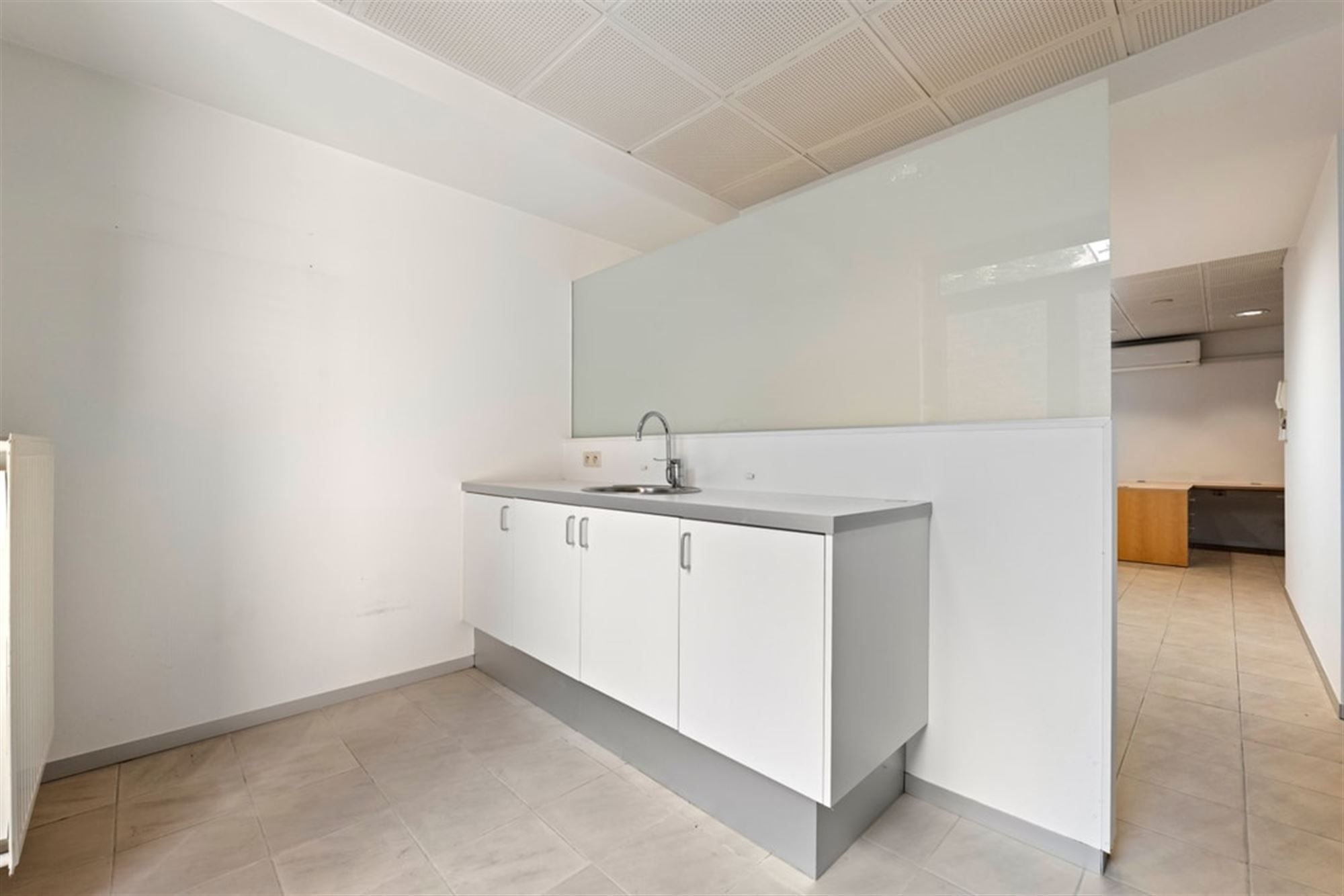 HANDELSRUIMTE TE HUUR IN HET CENTRUM VAN SINT-TRUIDEN  foto 14