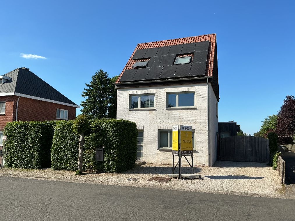Energiezuinige woning met zonnepanelen, 3 grote slaapkamers, mooie tuin met bergplaats, zalig uitzicht foto {{pictureIndex}}