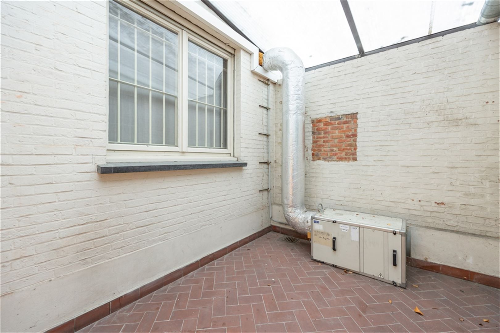 Voormalig bankkantoor te huur op de Diksmuidelaan foto 19