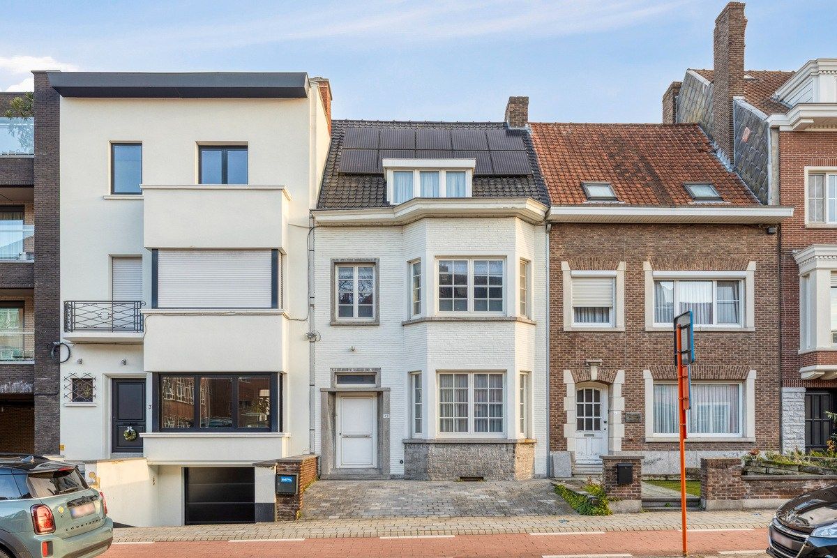 Hoofdfoto van de publicatie: Charmante op te frissen woning met 4 slaapkamers en stadstuintje!