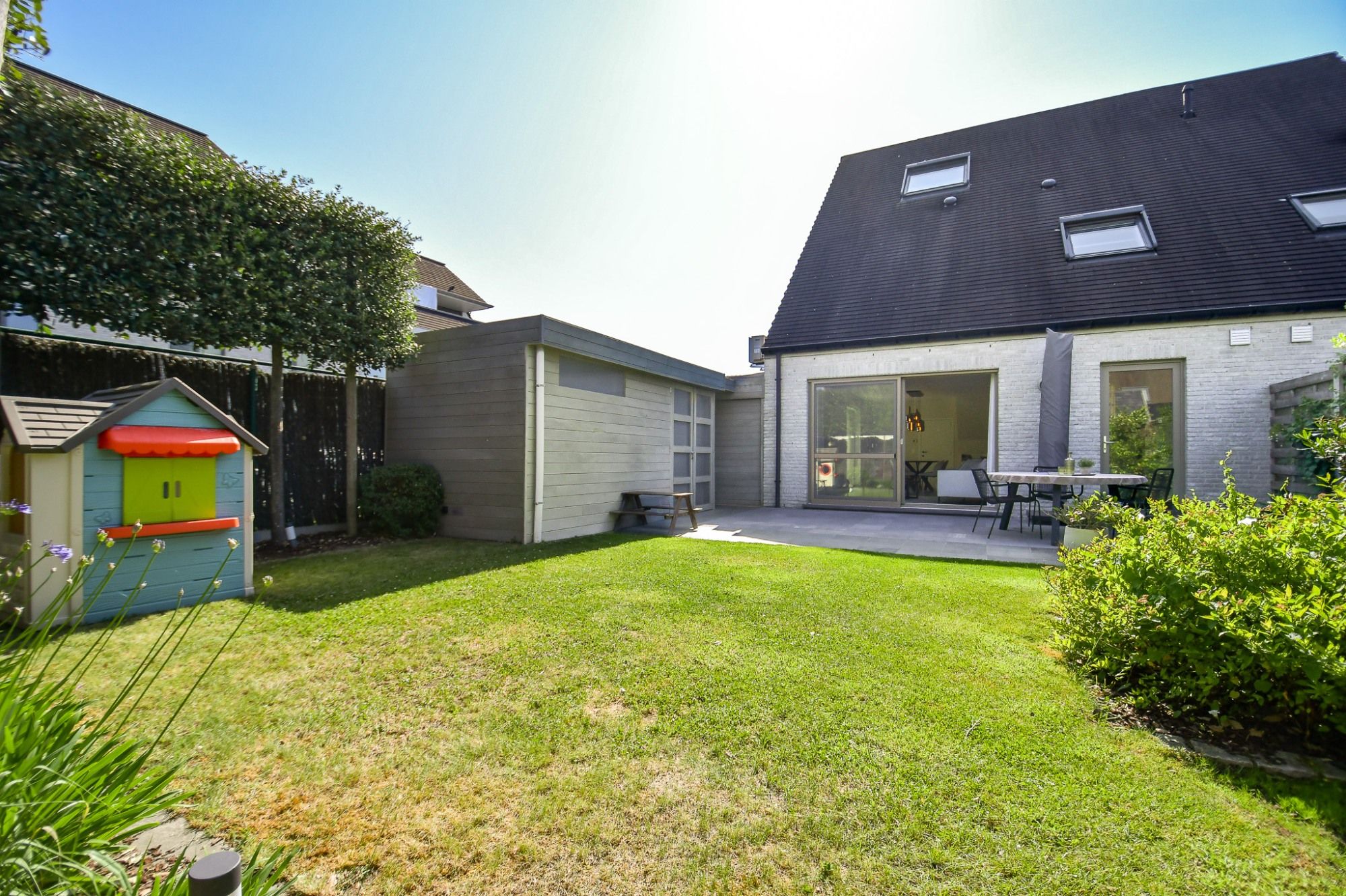 Recente 4 slpk woning met tuin, garage en carport op rustige locatie foto 2