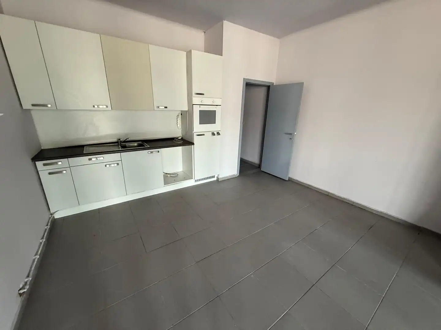 Gelijkvloerse winkelruimte van +/- 136 m² op uitermate centrale ligging in de onmiddellijke nabijheid van grote verbindingswegen. Algemene onkosten : € 100/mnd.
Beschikbaarheid overeen te komen. foto 6