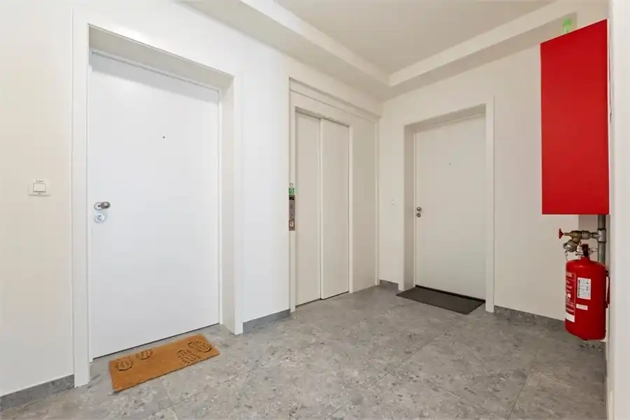 CENTRAAL GELEGEN APPARTEMENT MET RUIM TERRAS EN GARAGEBOX IN SINT-TRUIDEN foto 6