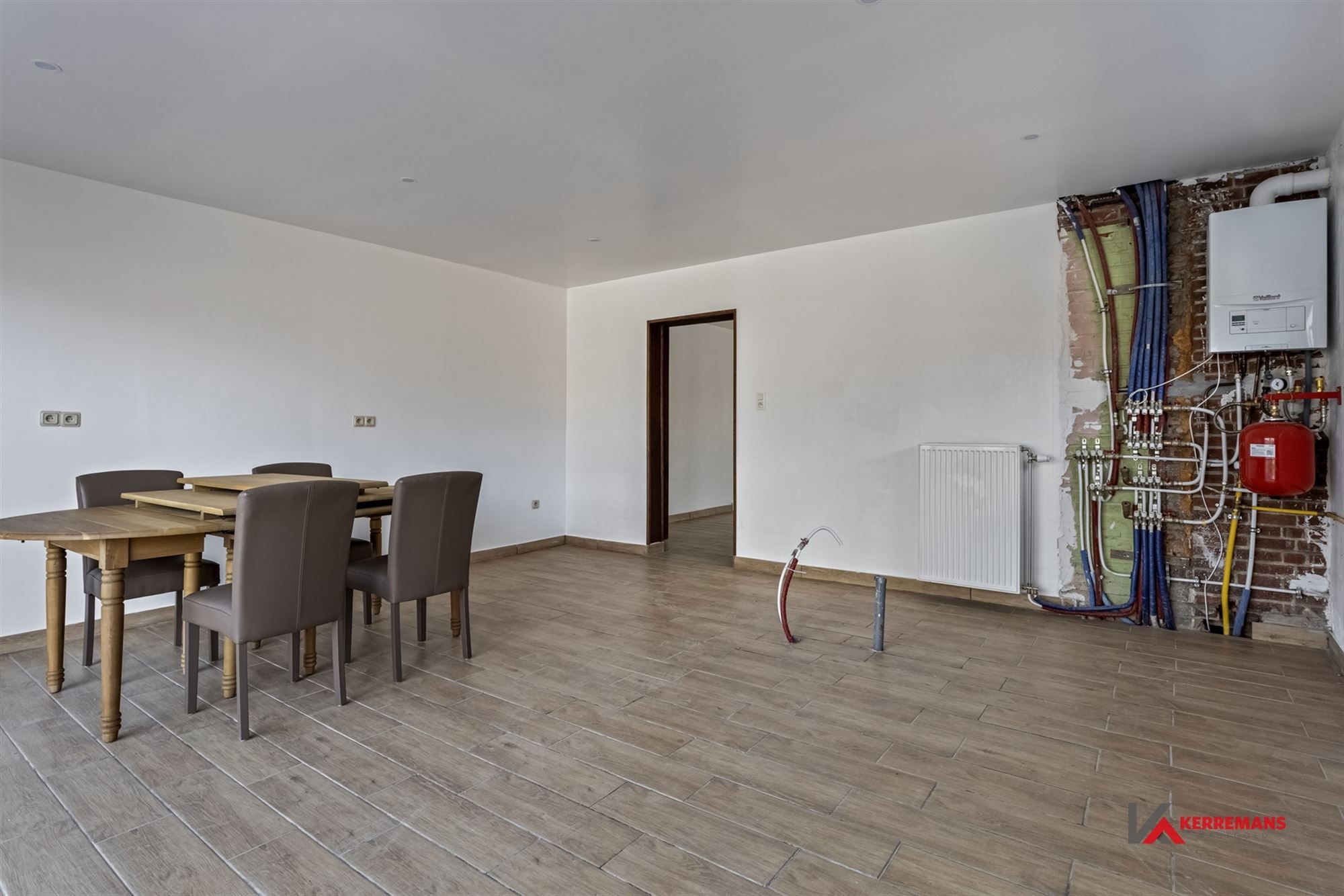 Half open bebouwing met 4 slaapkamers, tuin en garage. foto 7