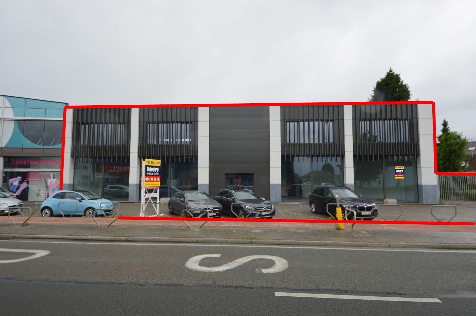 COMMERCIEEL GEBOUW BAANLOCATIE MET PARKING NABIJ MCDONALDS foto {{pictureIndex}}