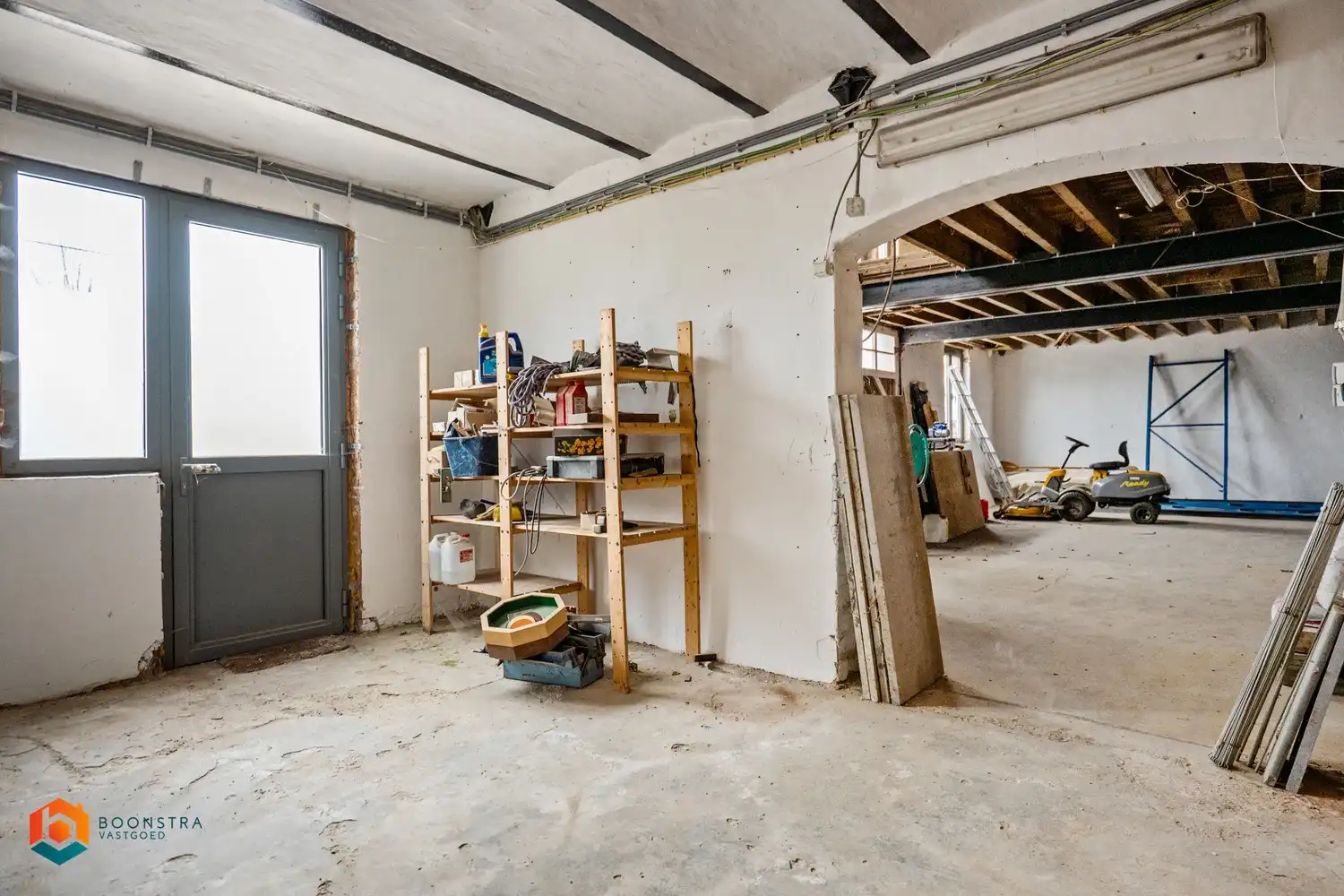 Zonevreemde woning met magazijn te Putte foto 23