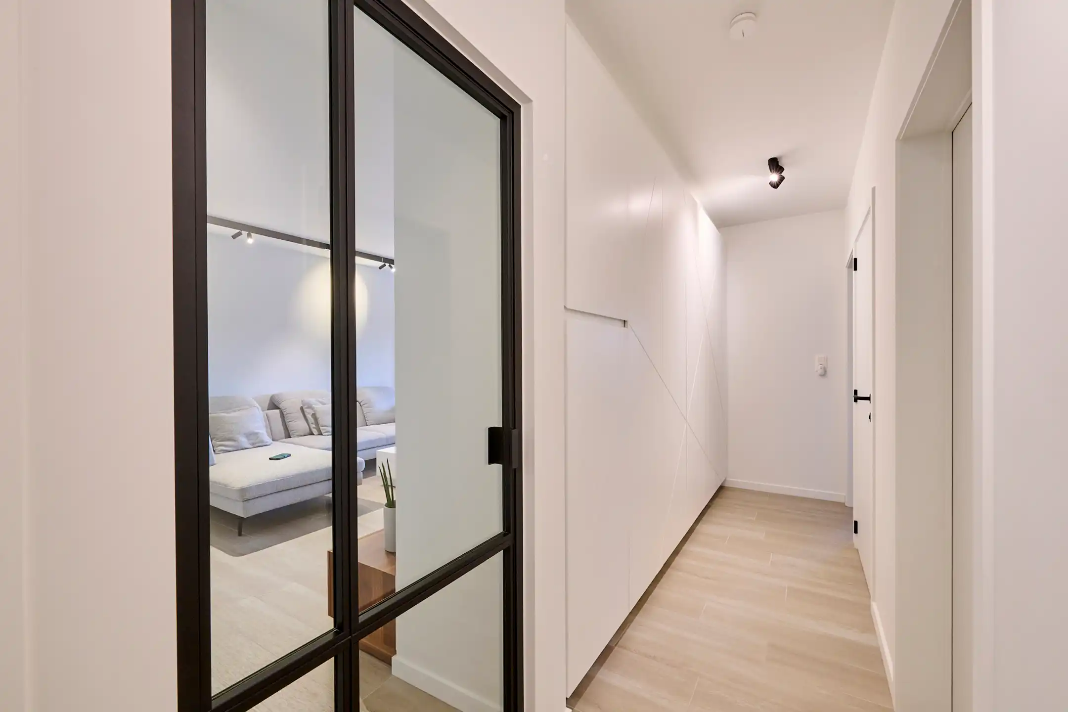 VOLLEDIG VERNIEUWD RUIM EN HOOGWAARDIG AFGEWERKT APPARTEMENT foto 13