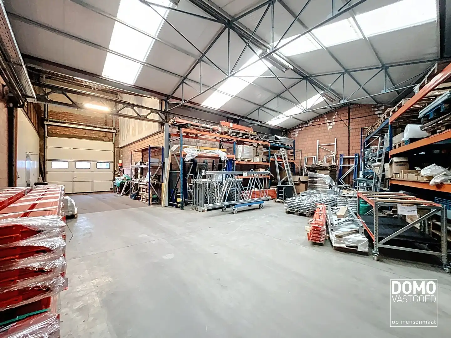 RUIM COMMERCIEEL GEBOUW VOORZIEN VAN TOONZAAL, KANTOREN EN OPSLAGPLAATS IN HERK-DE-STAD  foto 5