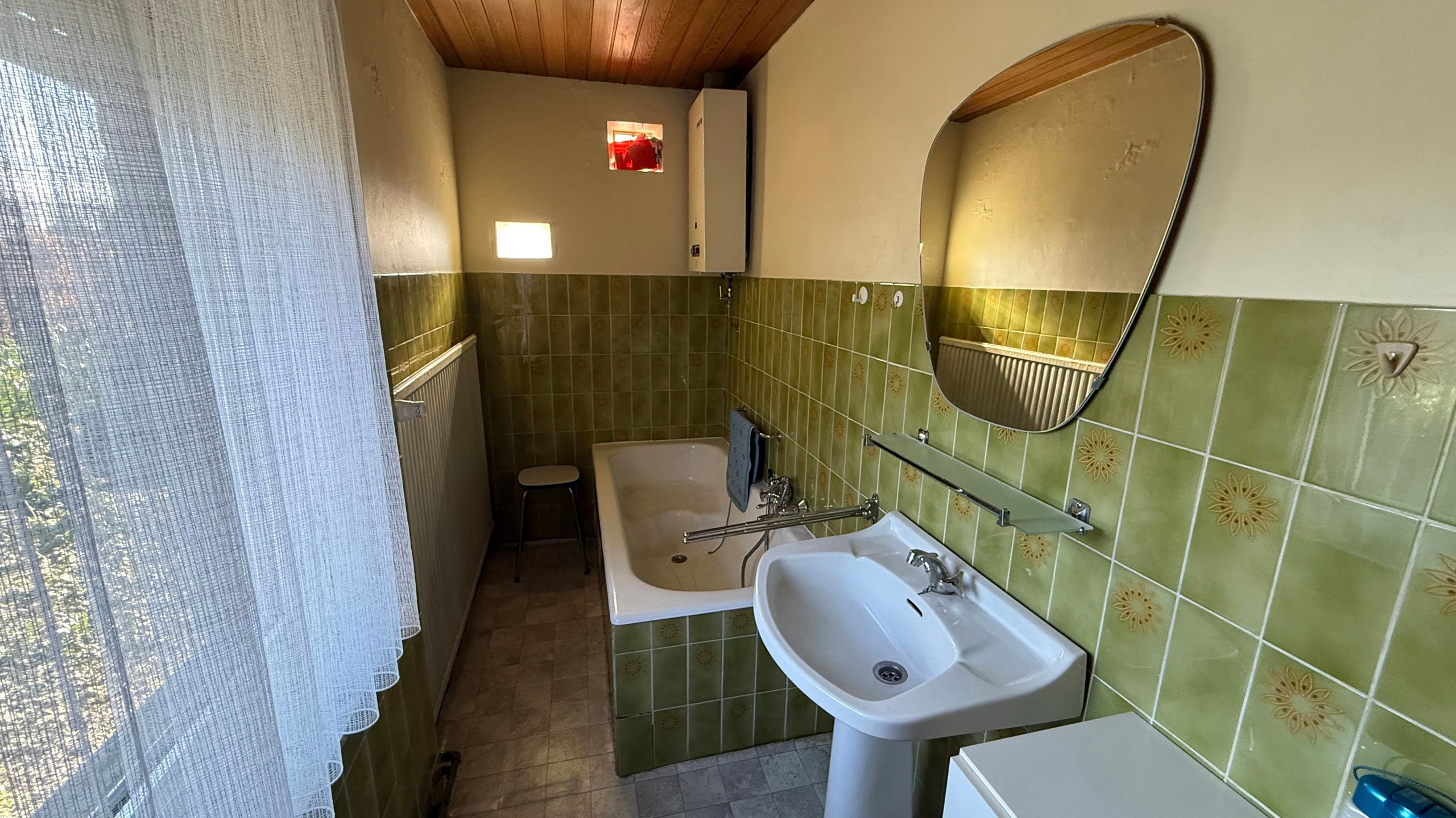 Te renoveren woning met veel potentieel foto 8