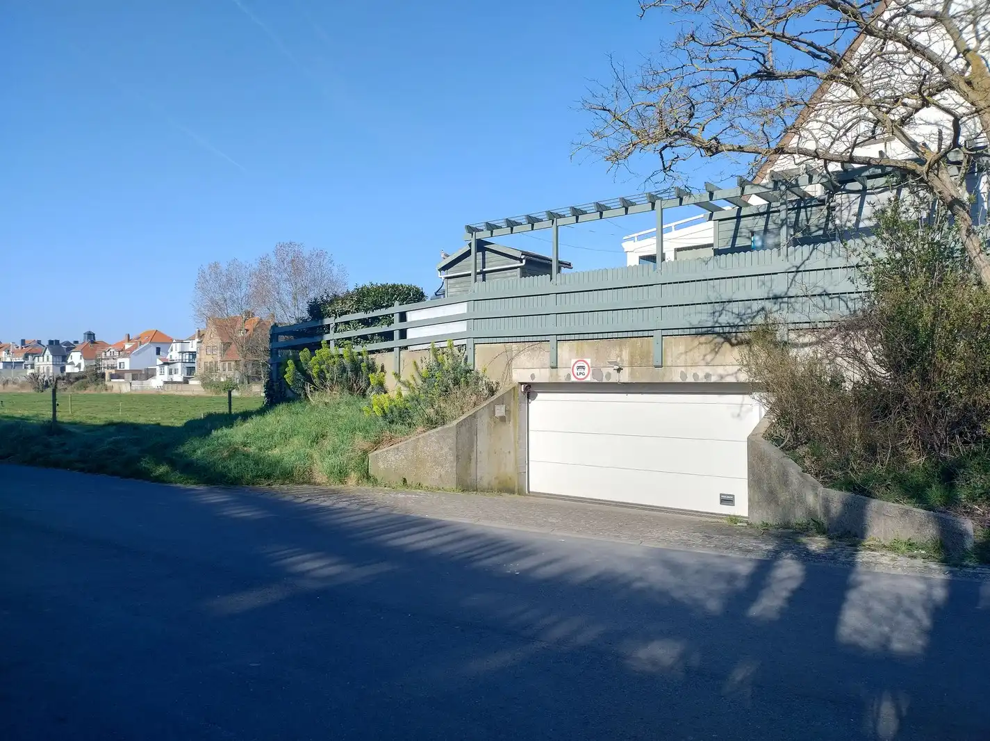 Ondergrondse, gemakkelijk bereikbare garage foto {{pictureIndex}}