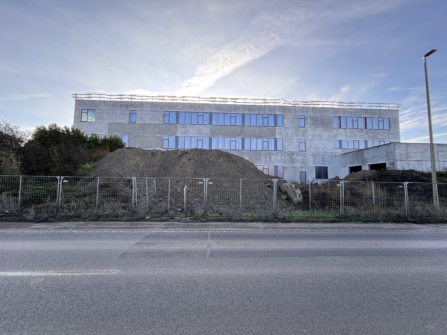 Logistieke bedrijfshal - 2765 m² - met 350 m² kantoren. Superligging! foto {{pictureIndex}}