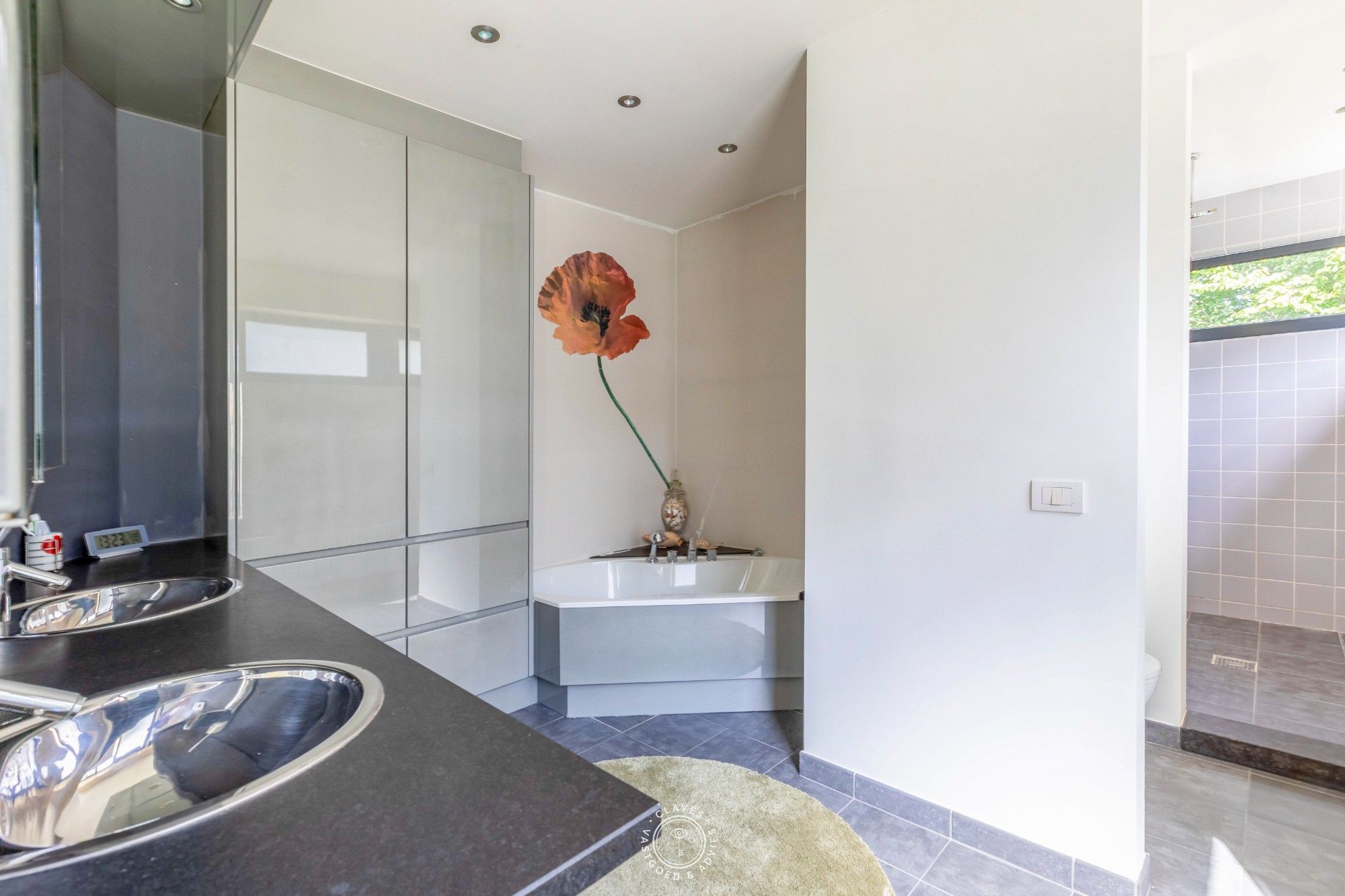 Architecturale villa met prachtige tuin en zwembad foto 25