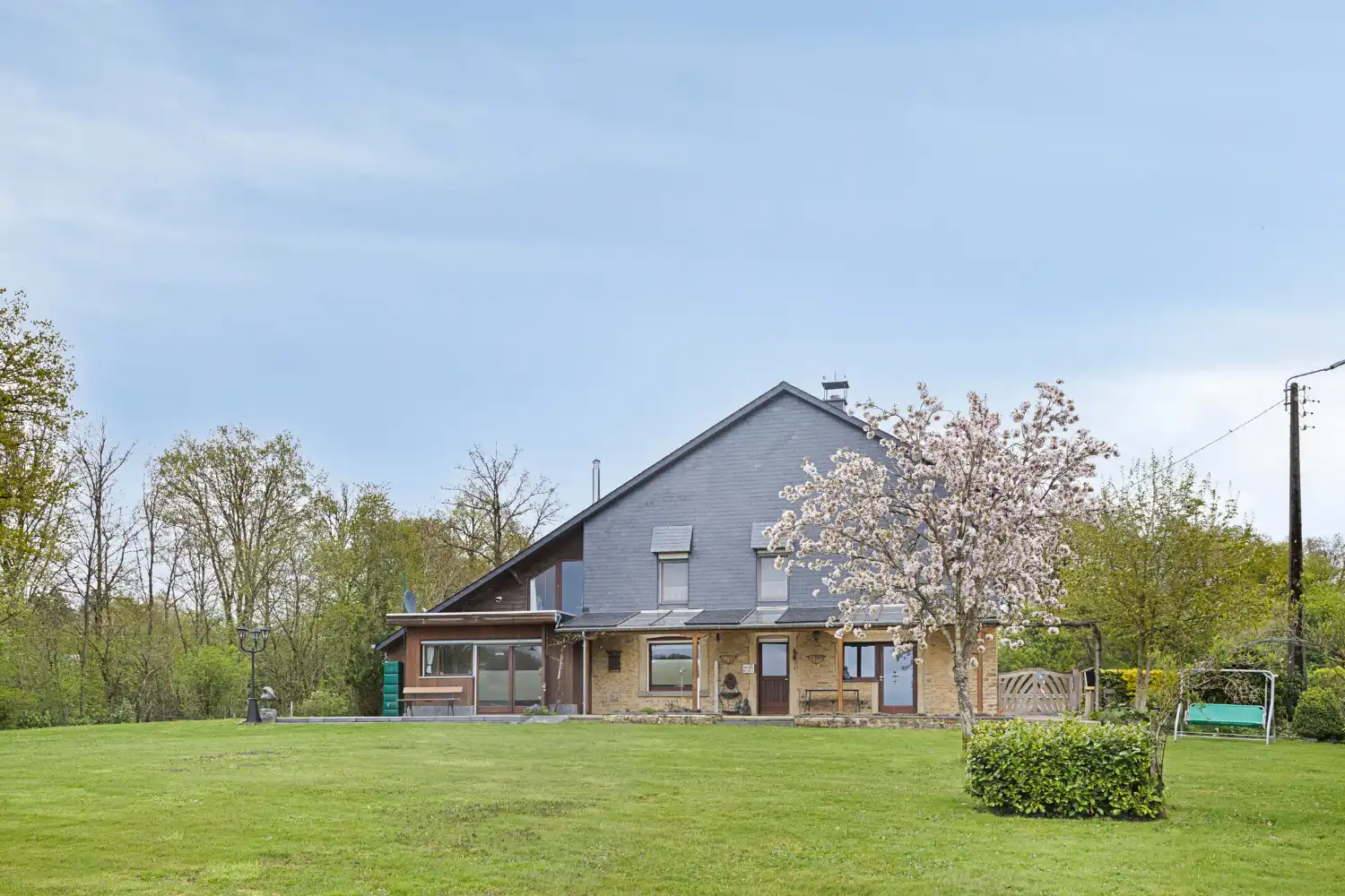 Karaktervolle en zeer ruime woning met Gîte en Chambre d’Hôtes foto {{pictureIndex}}