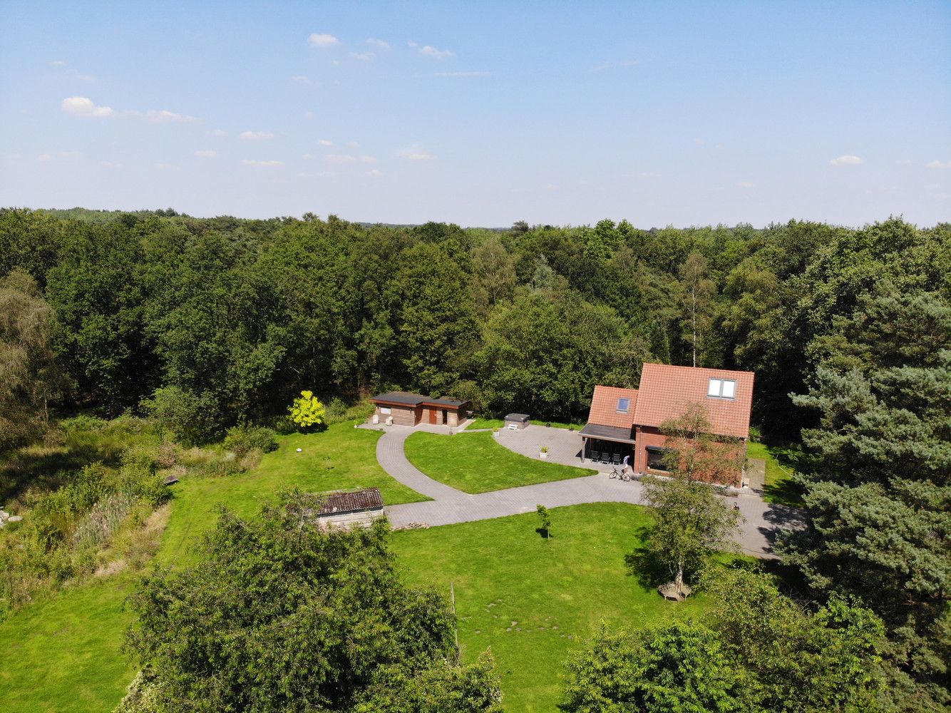 Idyllisch gelegen landhuis in een oase van rust te Lommel foto {{pictureIndex}}