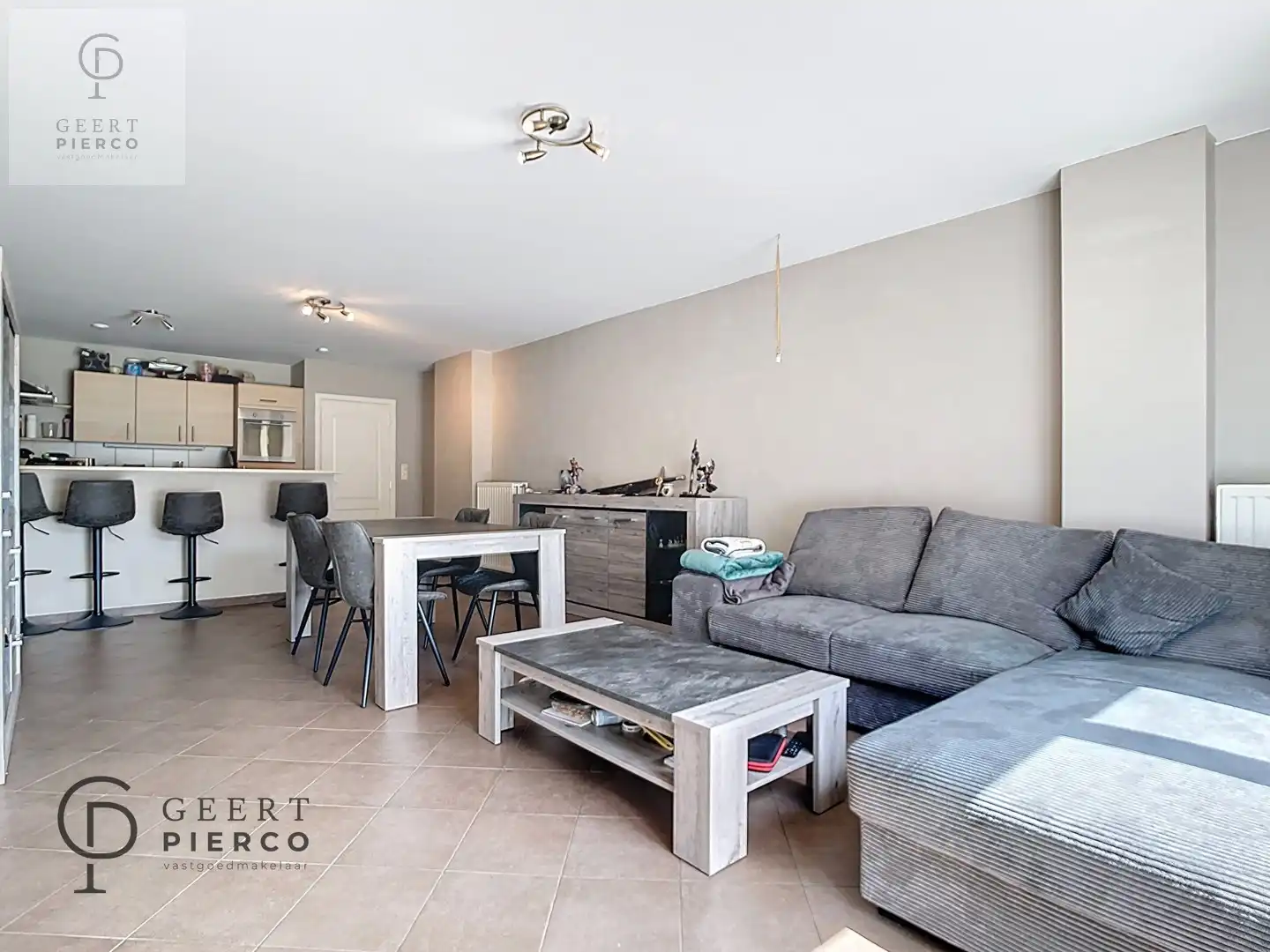 Gezellige studio foto {{pictureIndex}}